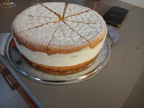 Un gâteau tout léger : 2 tranches de génoise garnies d'une large part de mélange crème fouettée/fromage blanc, ferme grâce à des aides un.peu chimiques. Il y a des morceaux de pomme caramélisée dans la crème
