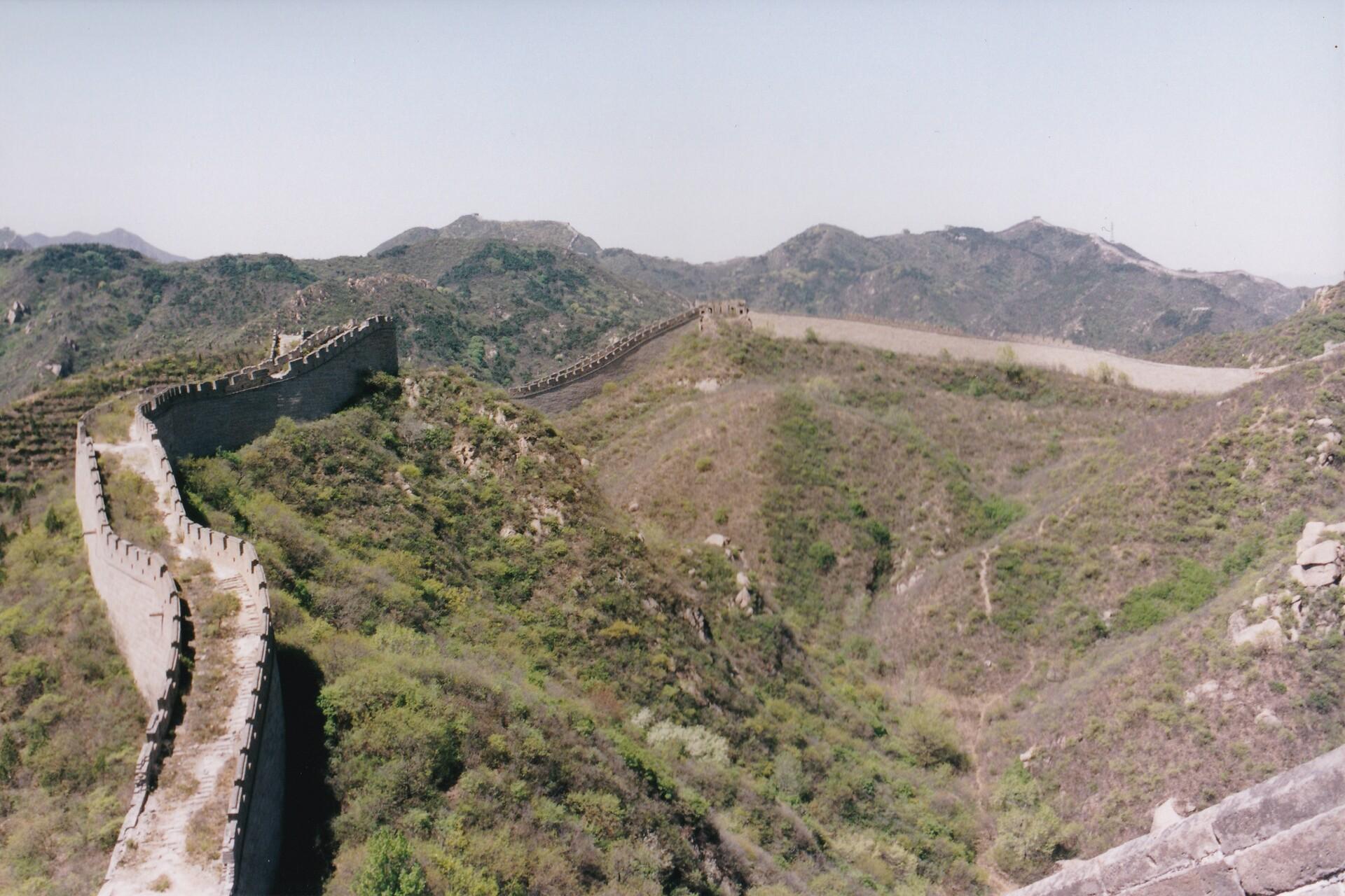 La Grande Muraille de Chine, qui serpente à travers les sommets des collines vertes à perte de vue.