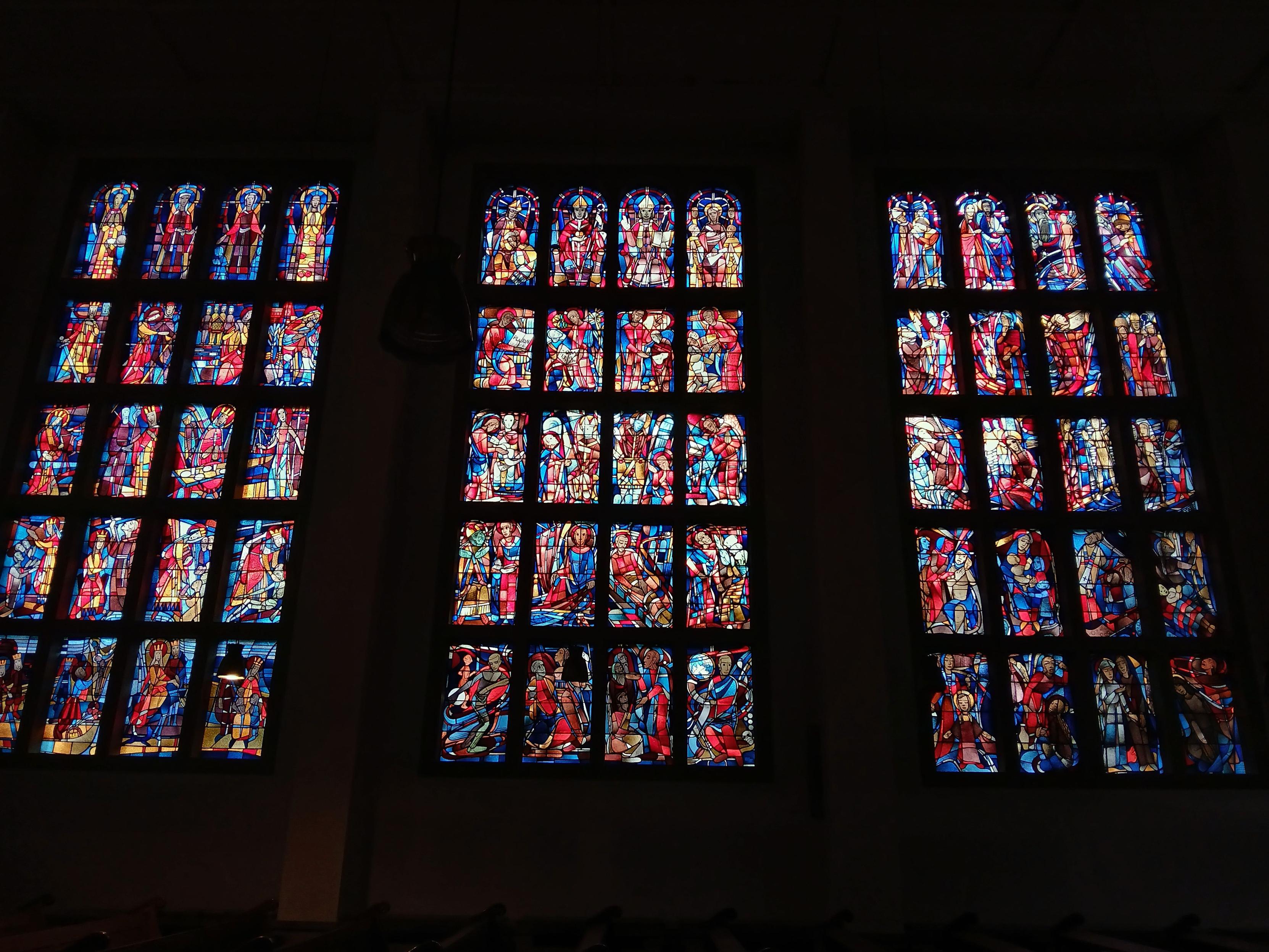 L'imposant vitrail de l'église moderne de Heisterbach.

The imposing stained glass window of the modern church of Heisterbach.