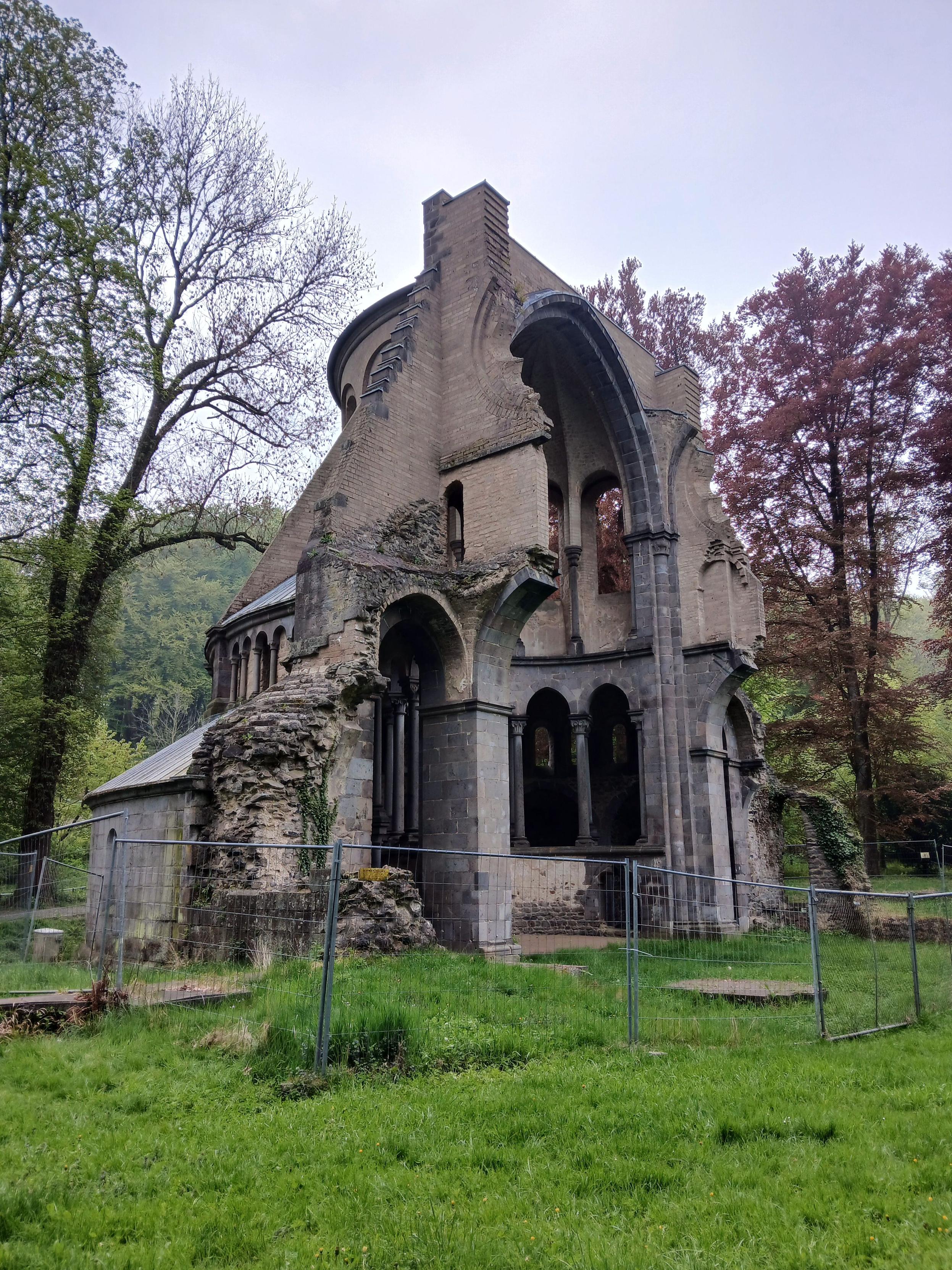 Les ruines du chœur de l'ancienne église abbatiale de Heisterbach.

The ruins of the choir of the old abbey church of Heisterbach.