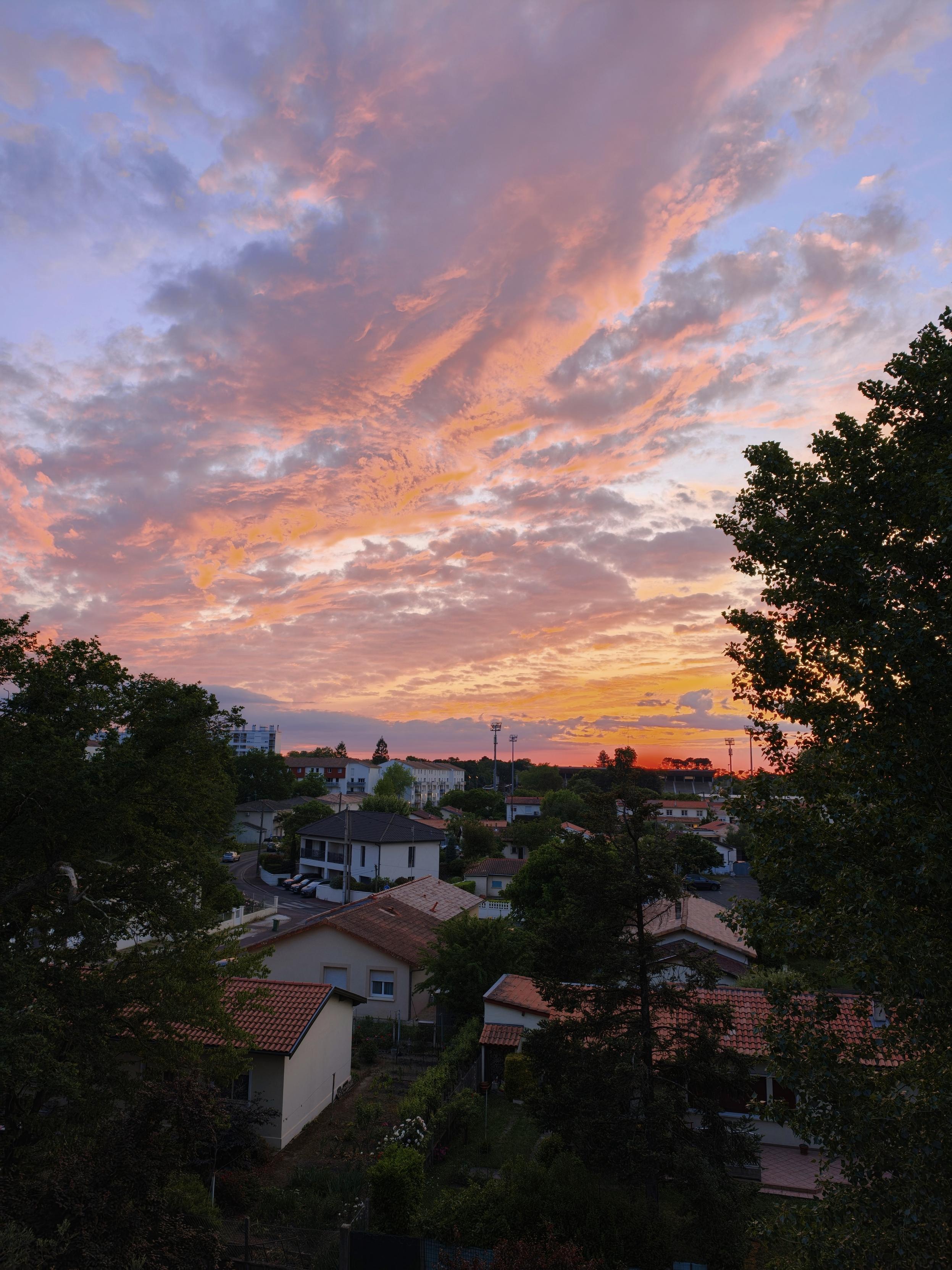 Coucher de soleil depuis mon balcon , les nuages sont roses