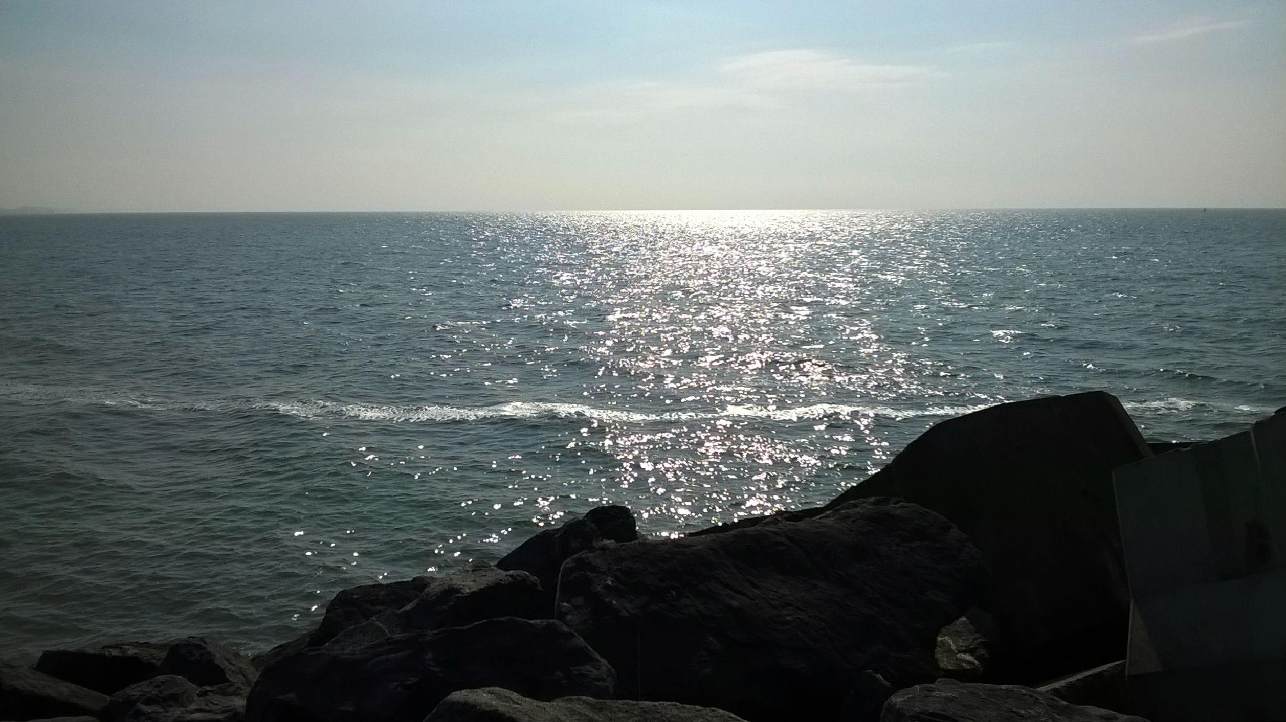 Des reflets d'argents sur la Mer du Nord calme un soir de mai en 2015 photographiée depuis la pointe d'une brise-lame. 

Silver reflections on the calm North Sea one evening in May in 2015 photographed from the tip of a breakwater.