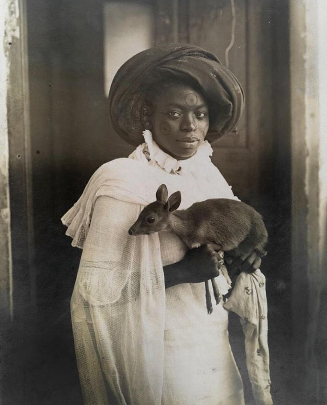 Jeune femme portant son animal de compagnie (sic!) dik-dik à Mombassa, Kenya - Photographié par Underwood & Underwood en 1909, National Geographic - Photo ayant servi de modèle au challenge.

Young woman holding her pet (sic!) dik-dik in Mombassa, Kenya - Photographied by Underwood & Underwood, National Geographic - Photograph serving as model for the challenge.