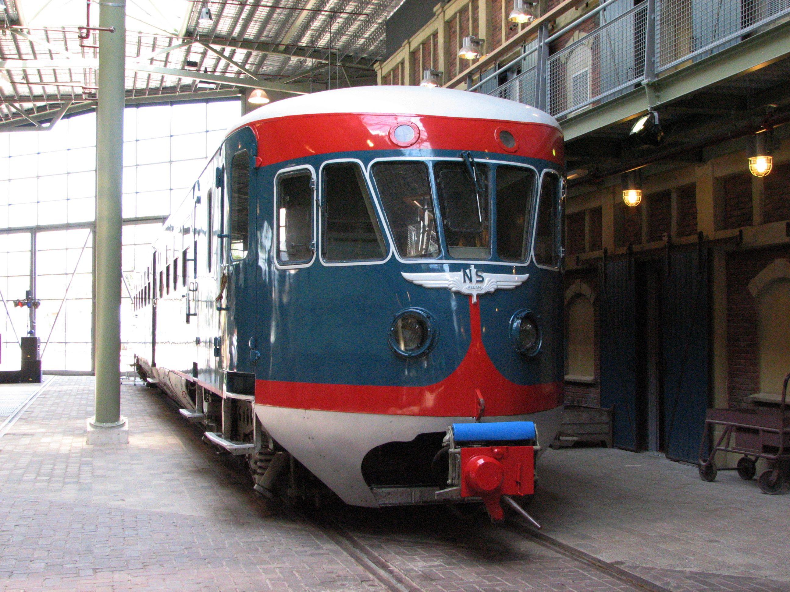 Autorail DE-I ou Blauwe Engel avec des bandes rouges à l'avant exposé au musée d'Utrecht.

DE-I railcar of Blauwe Engel with red stripes at the front end exposed in the Museum of Utrecht.