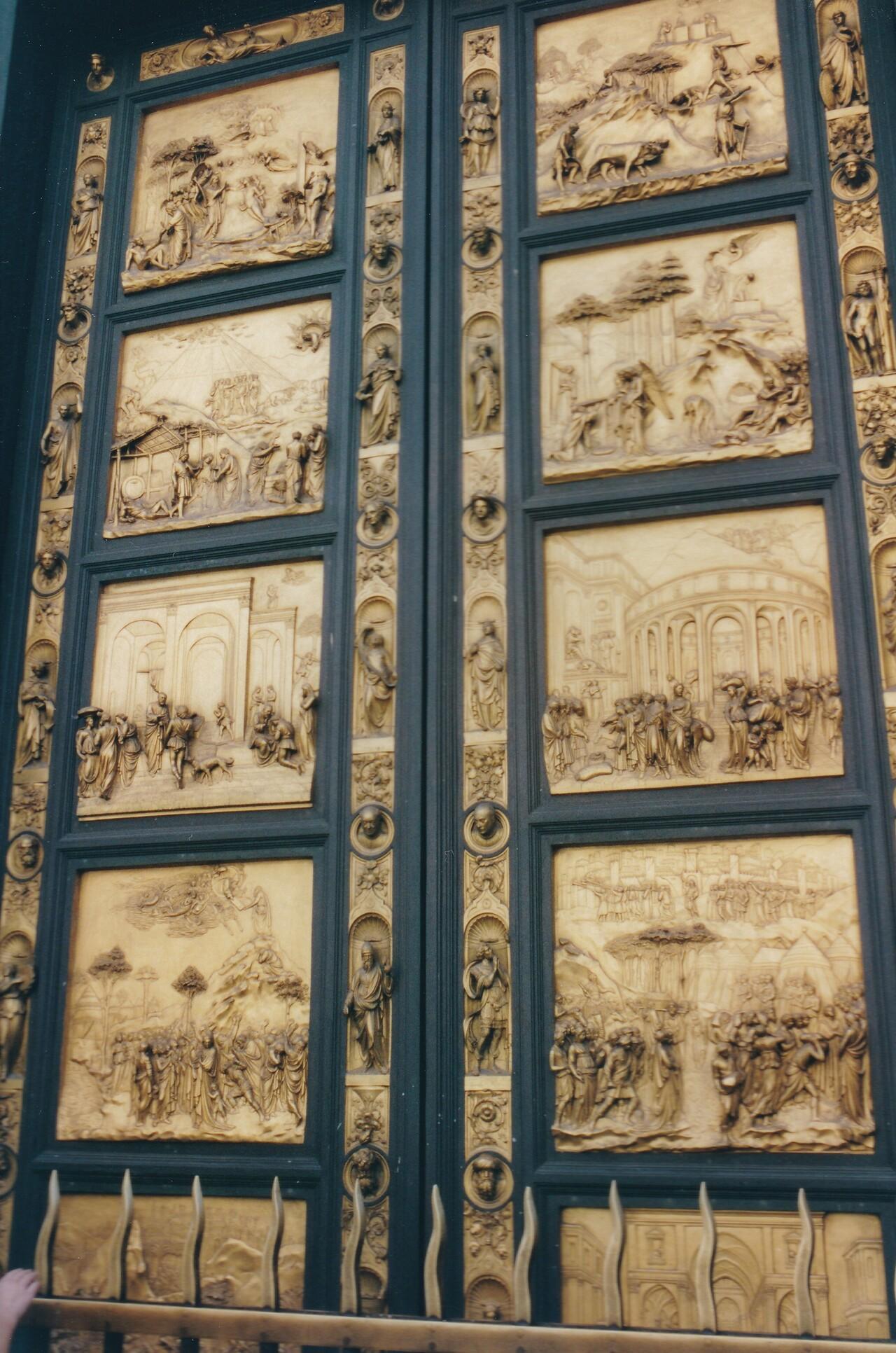 Porte du Paradis, avec ses panneaux dorés aux bas-reliefs.

La porte du Paradis est la porte orientale du baptistère de Florence. Créée entre 1425 et 1452 par l'orfèvre et sculpteur Lorenzo Ghiberti, elle représente l'une des œuvres les plus célèbres de la Renaissance florentine.