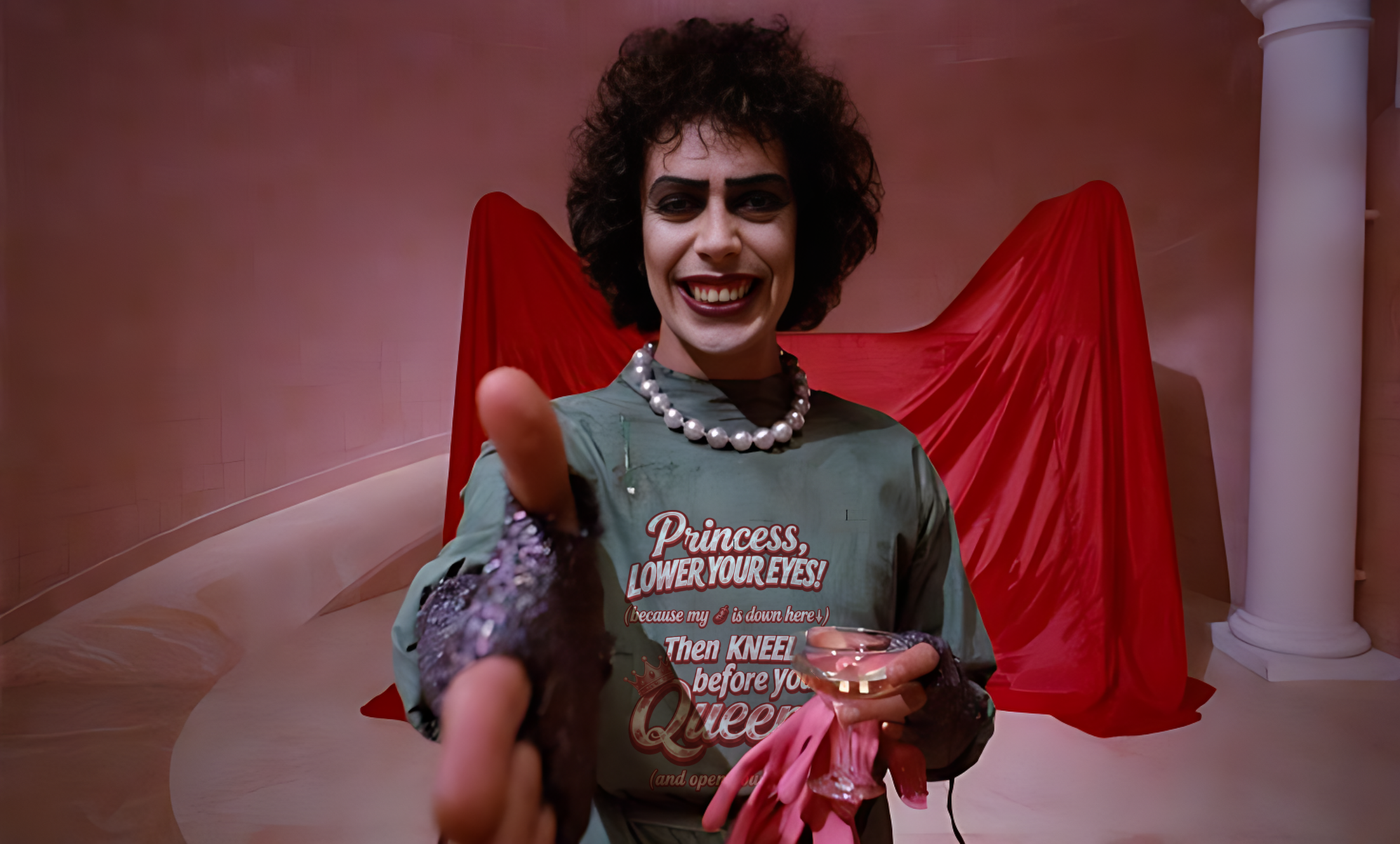 Image extraite du film the Rocky Horror Picture Show montrant le docteur Frank N. Furter dans son sarrau vert avec un imprimé fantaisie disant : "Princess, LOWER YOUR EYES! (because my dick is down here) Then kneel before your Queen! (and open your mouth)". Résultat obtenu grâce à une I.A.