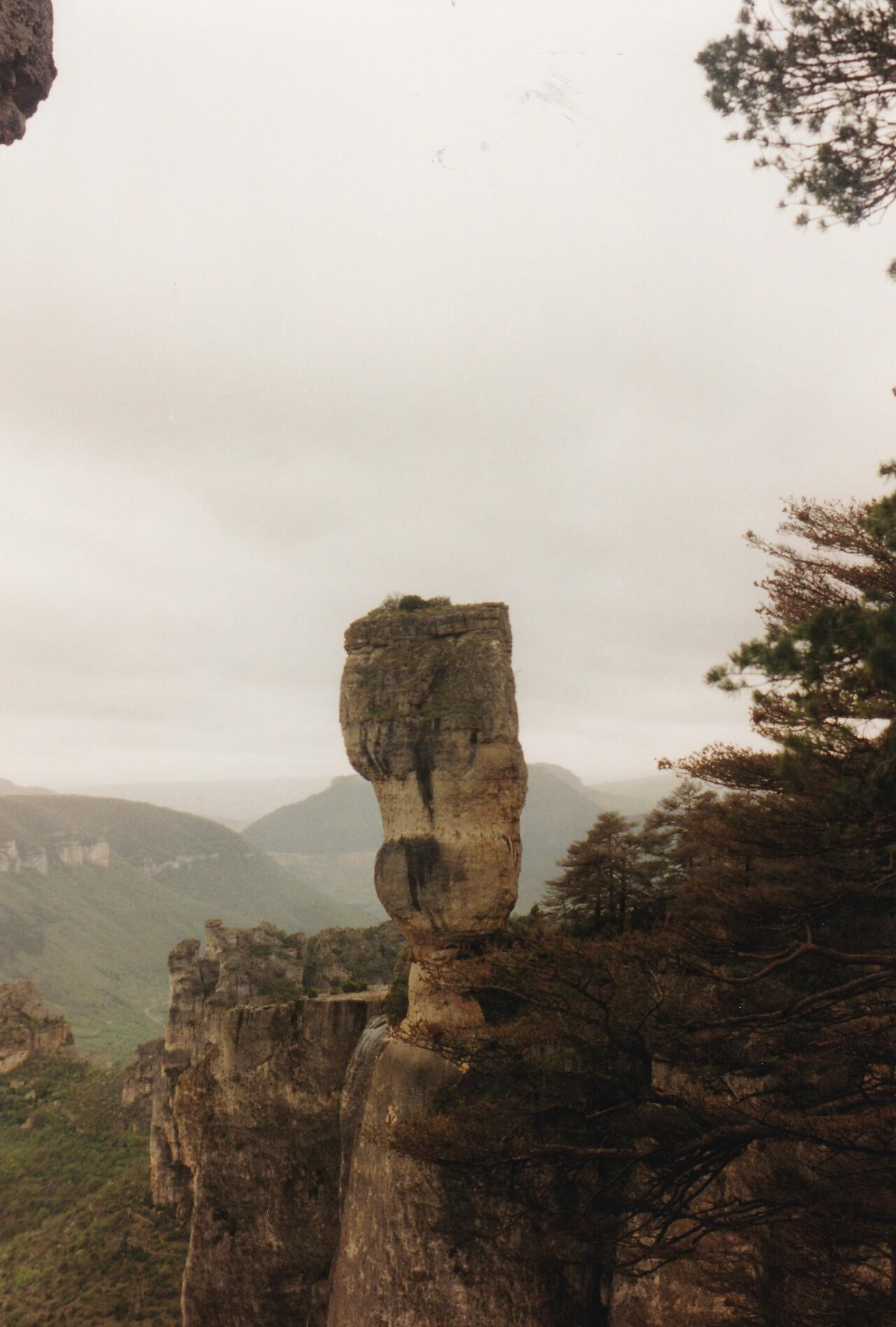 Gros rocher en équilibre au bord d’une falaise, près du chaos de Montpellier-le-Vieux en Aveyron.