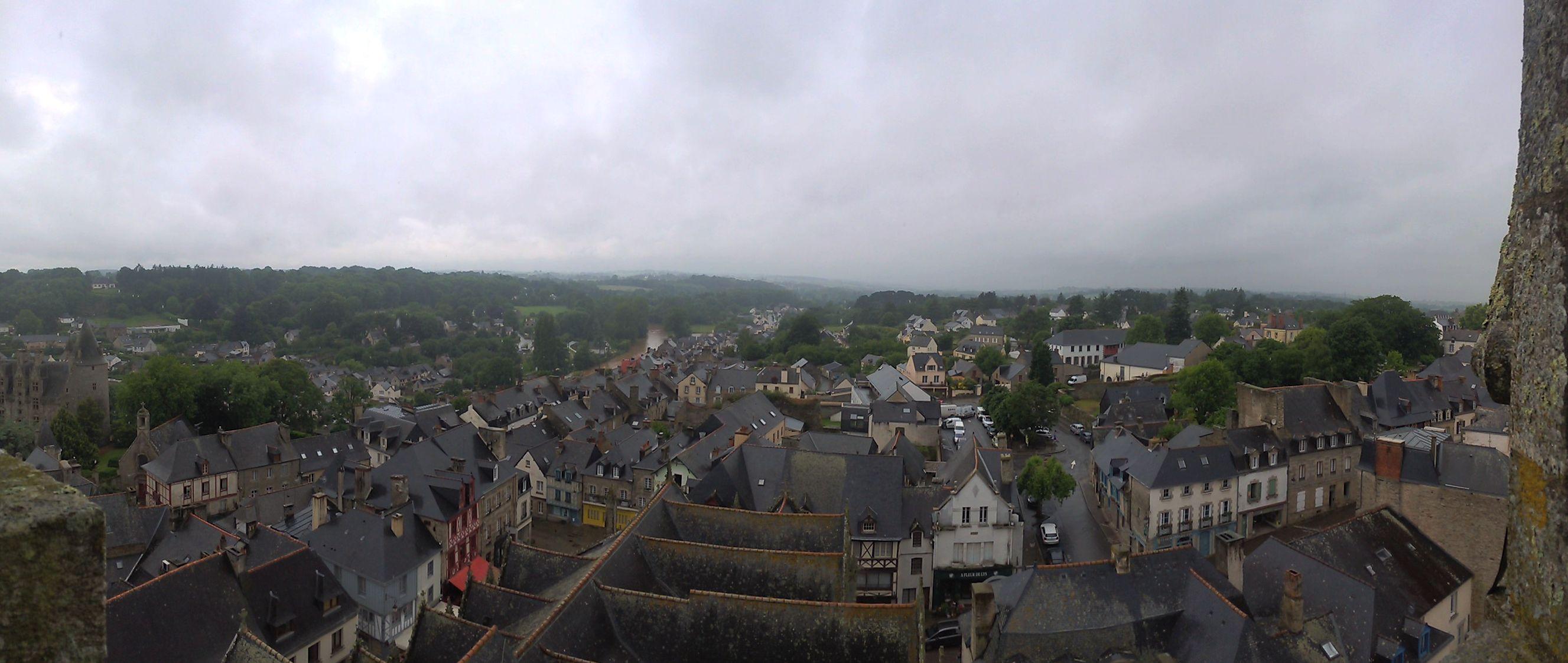 Vue sur la ville de Josselin dans le Morbihan depuis le clocher de la Basilique Notre-Dame-du-Roncier. Le temps était pluvieux. 

View of the town of Josselin in Morbihan from the bell tower of the Notre-Dame-du-Roncier Basilica. The weather was rainy.