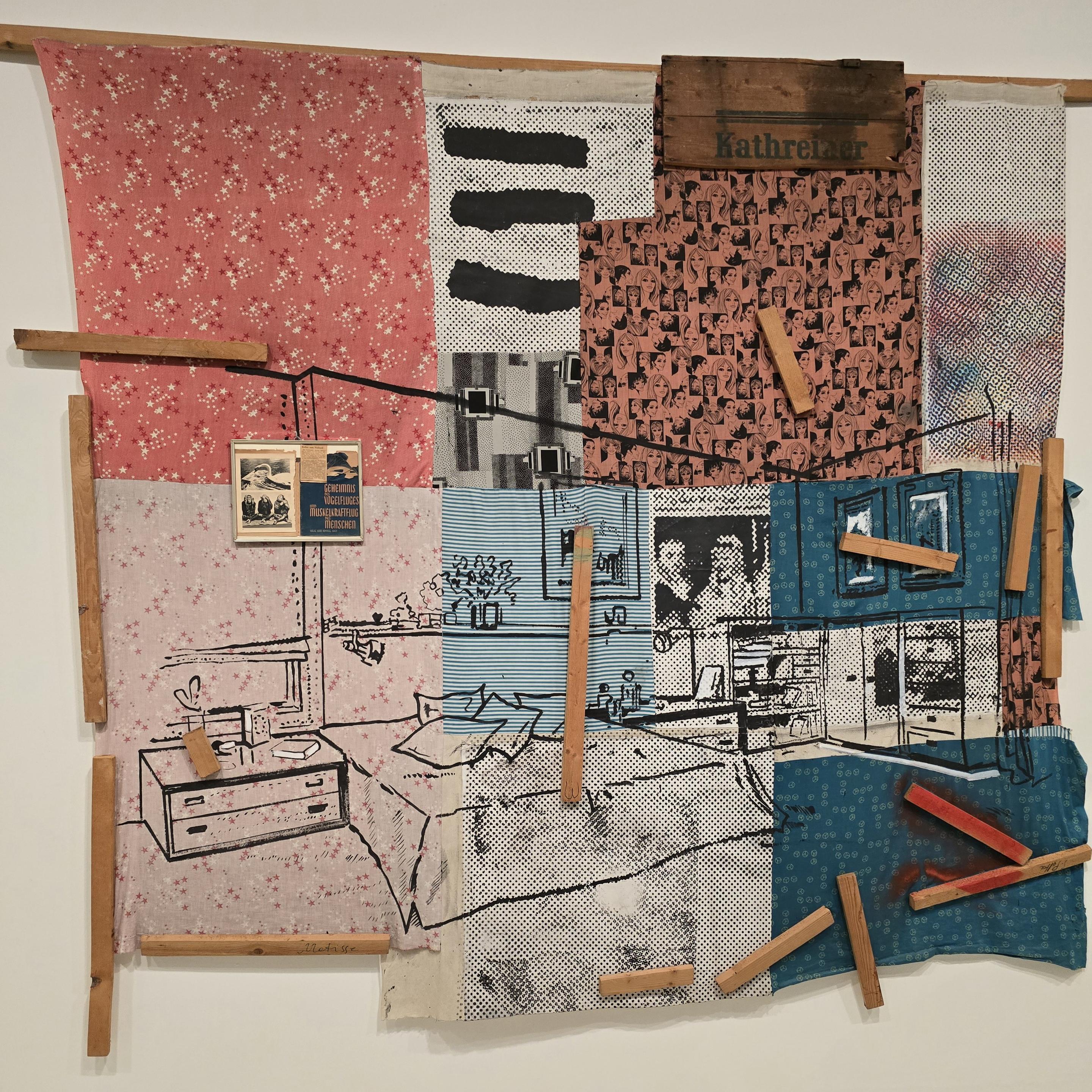 Œuvre exposée au musée Guggenheim à Bilbao.

Voici son descriptif verbatim :

SIGMAR POLKE

Oels, Baja Silesia, Alemania Oriental, 1941-Colonia, Alemania, 2010
Kathreiners Morgenlatte

1969-79
Kathreiner, goizean, zakila tente,

Akrilikoa, zura, baliabide anitzak, markodun collagea eta ehuna
La ereccidon matutina de Kathreiner

Acrilico, madera, técnica mixta, collage enmarcado y textil
Kathreiner’'s Morning Wood

Acrylic, wood, mixed media, framed collage, and fabric
L'érection matinale de Kathreiner

Acrylique, bois, technique mixte, collage encadré et textile
Guggenheim Bilbao Museoa :

GBM1997.7 |