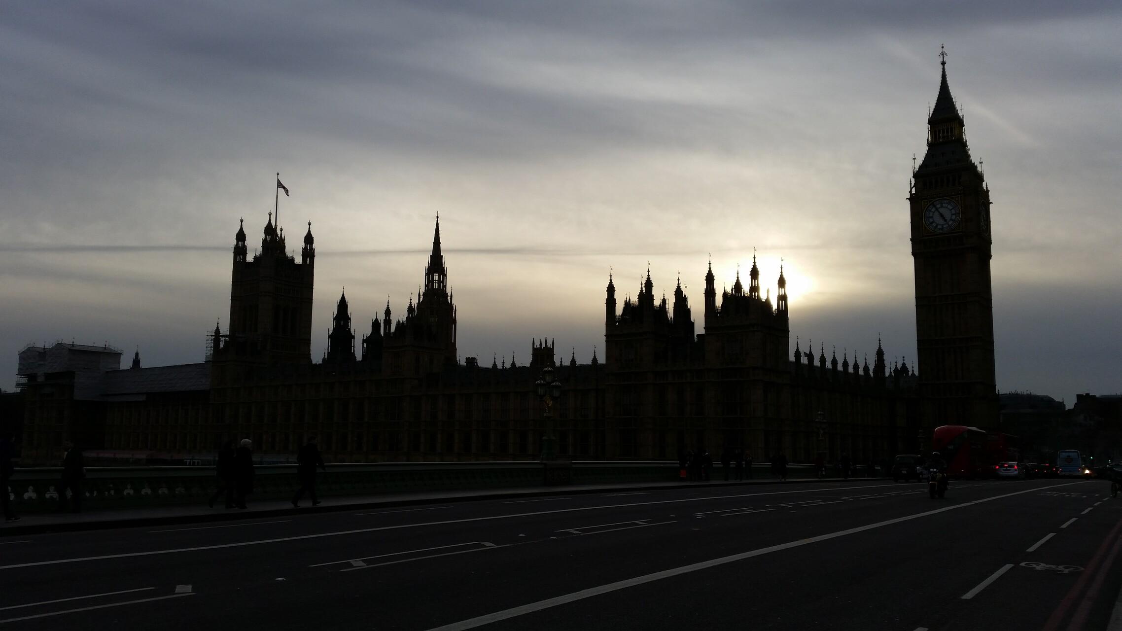 Au soleil couchant, silhouettes du Parlement et de Big Ben se détachant sur le ciel, à Londres en Angleterre.