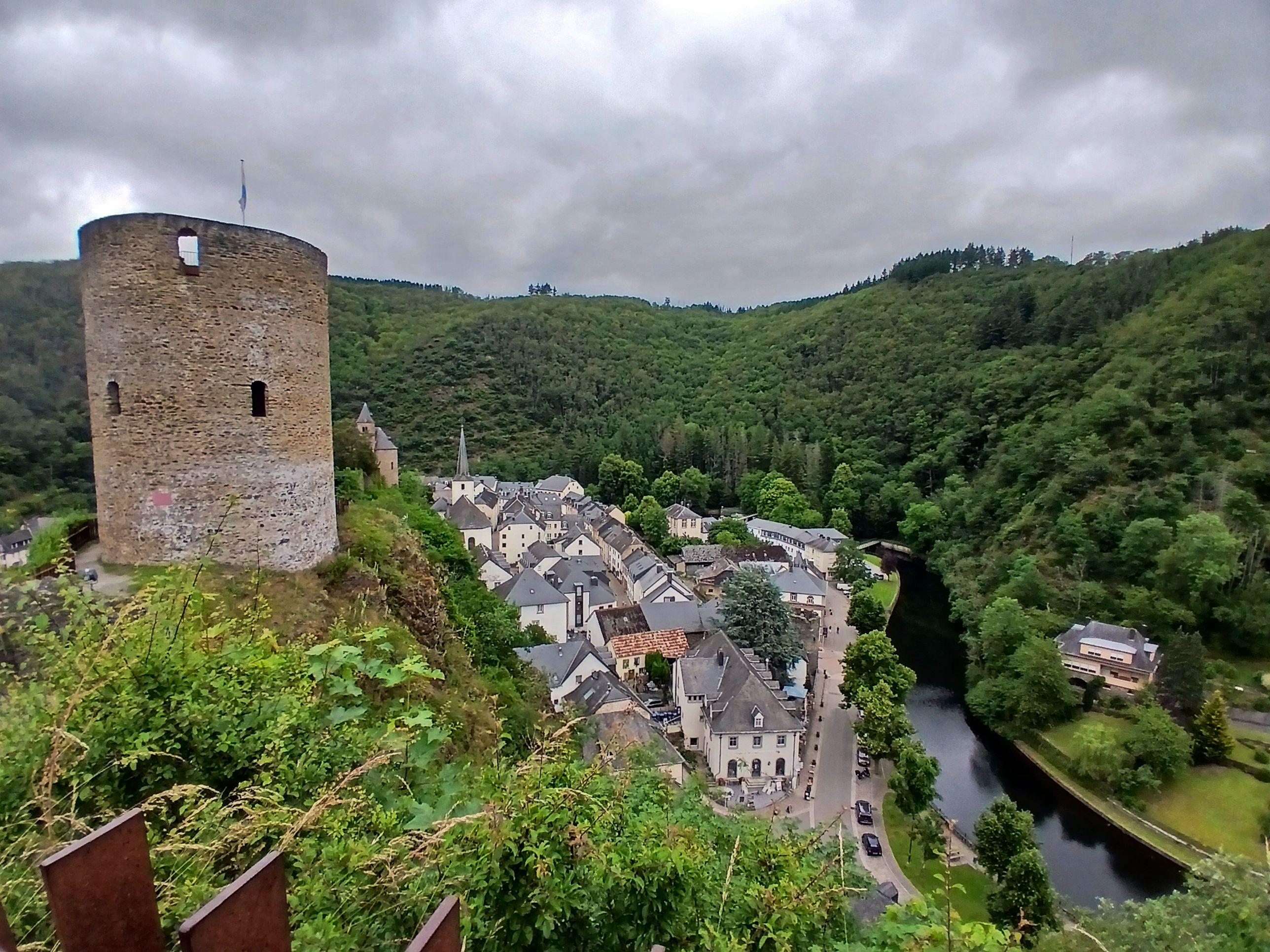 la vue sur Esch-sur-Sûre depuis le belvédère de la statue de la Vierge