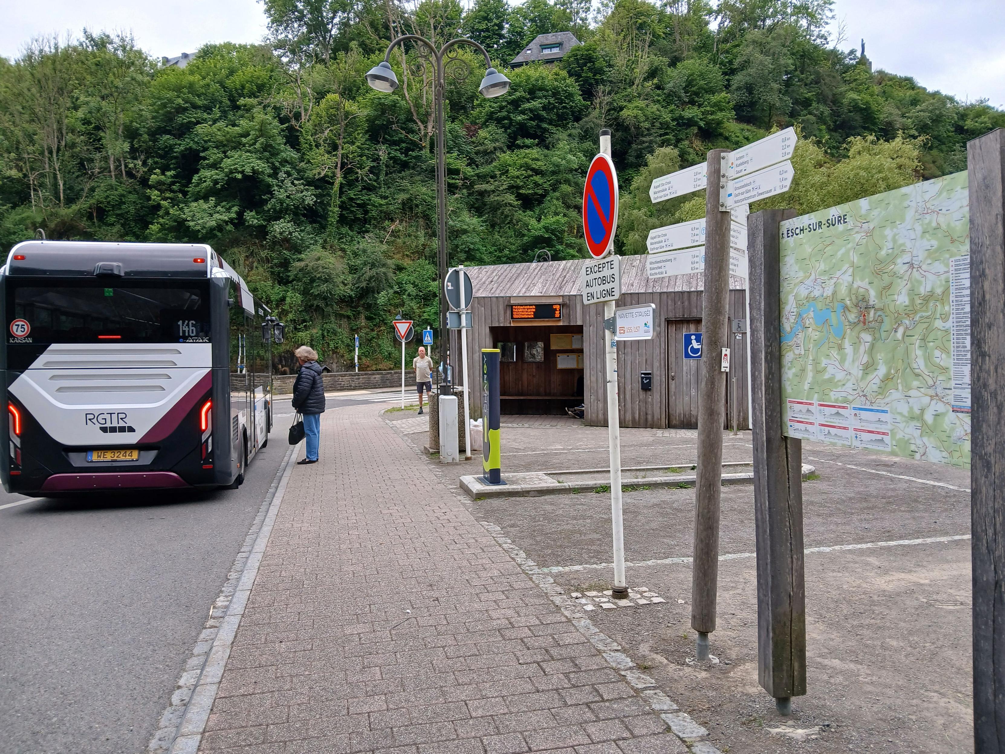 Un autobus à la gare routière d'Esch-sur-Sûre, point de départ de nombreuses randonnées.