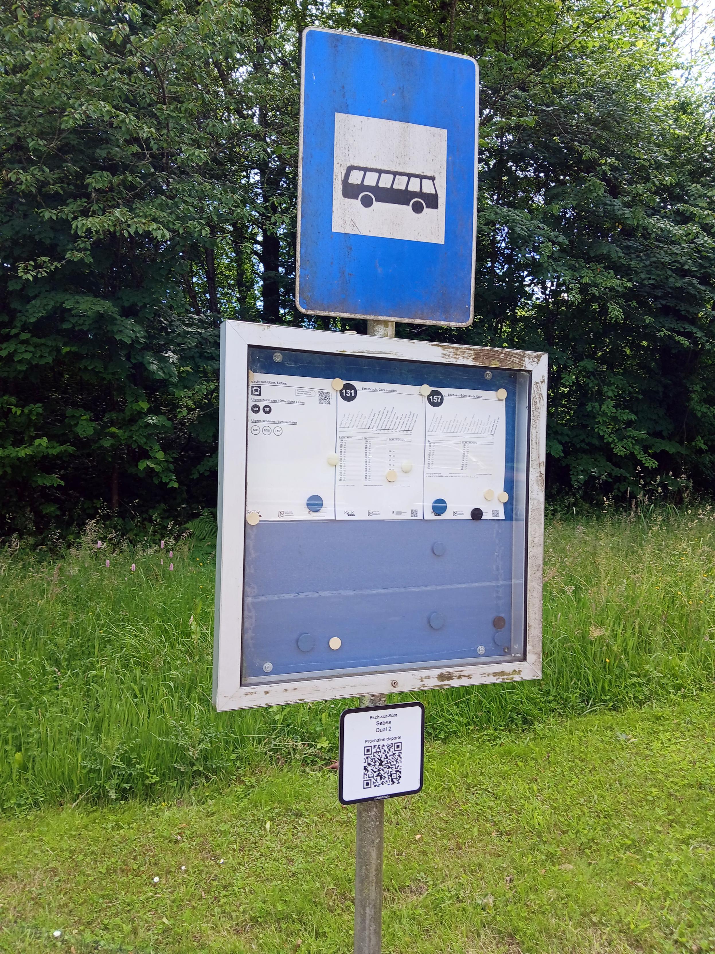 Poteau d'arrêt de l'autobus avec les horaires