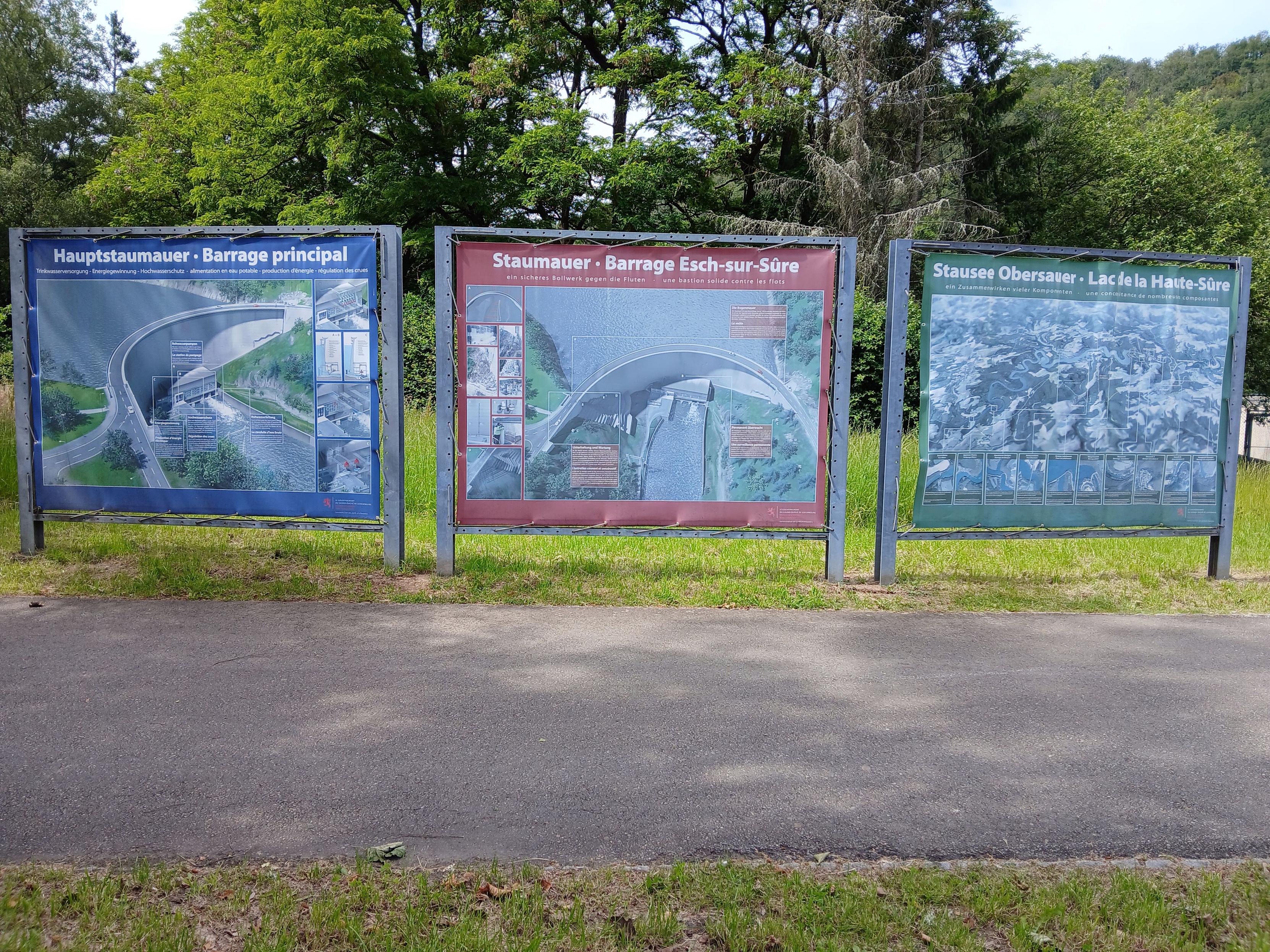 Panneaux d'information sur le barrage