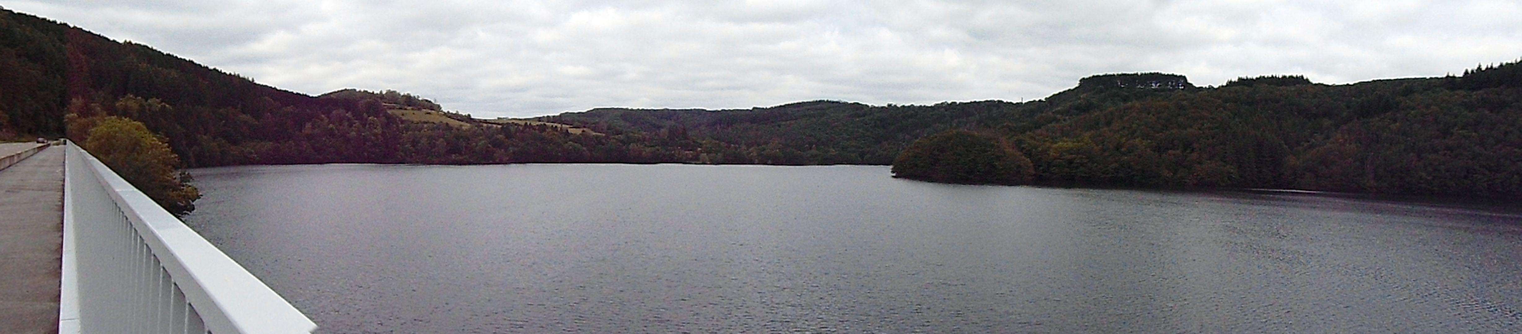 Vue sur le lac depuis le pont qui permet de traverser un bras de celui-ci.