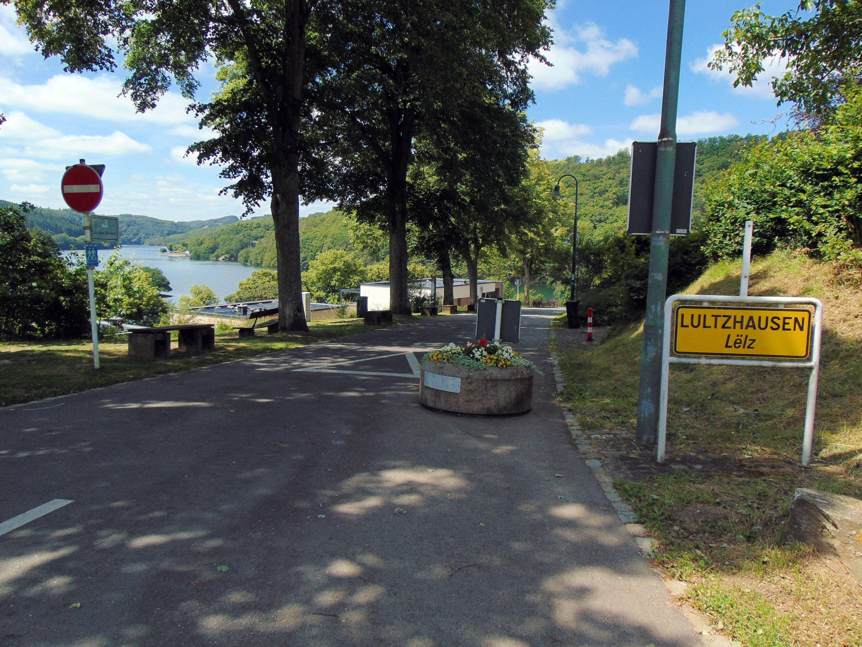 L'entrée du village de Lultzhausen.