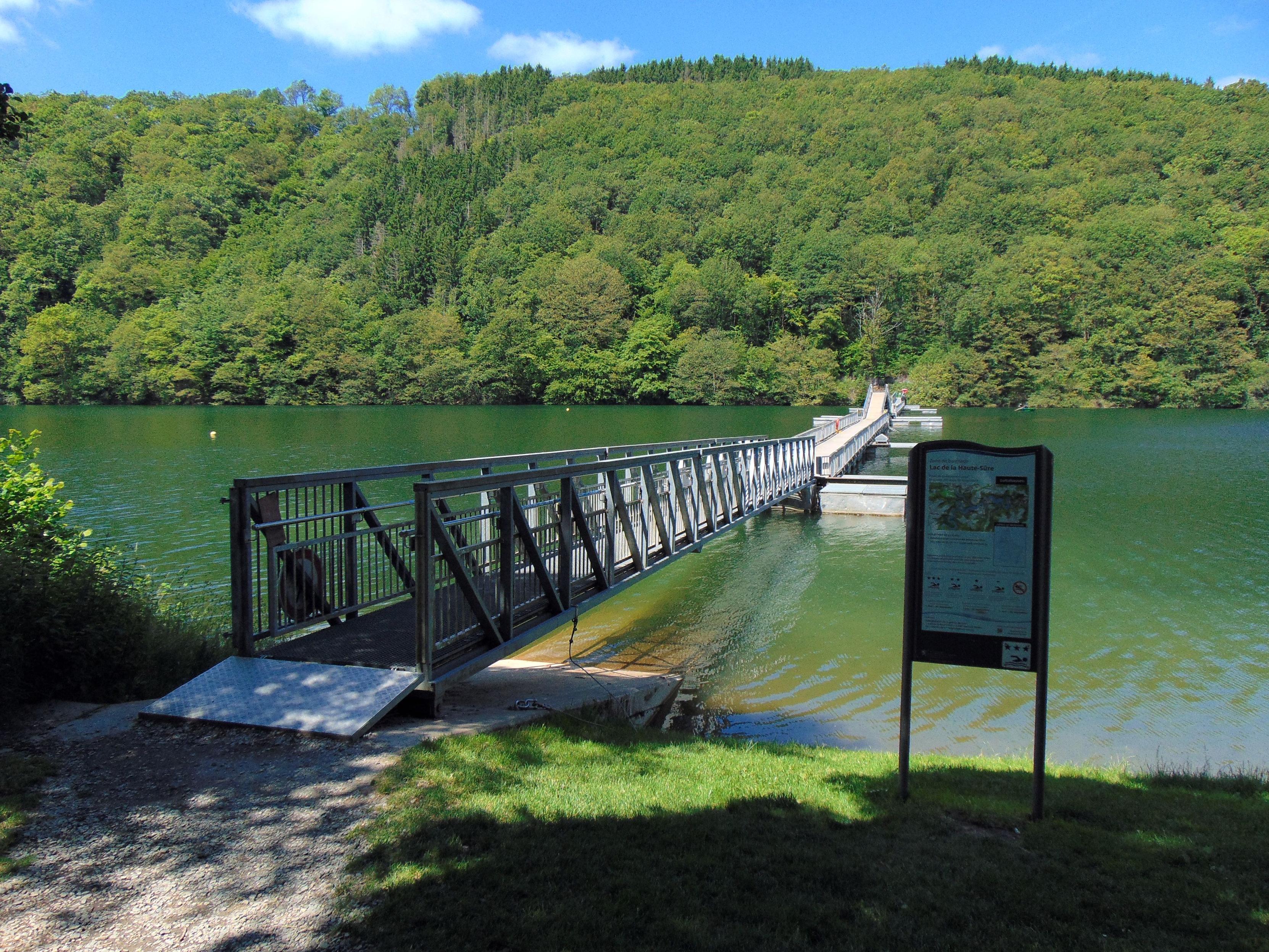 Le pont flottant à Lultzhausen pour rejoindre l'autre rive du lac