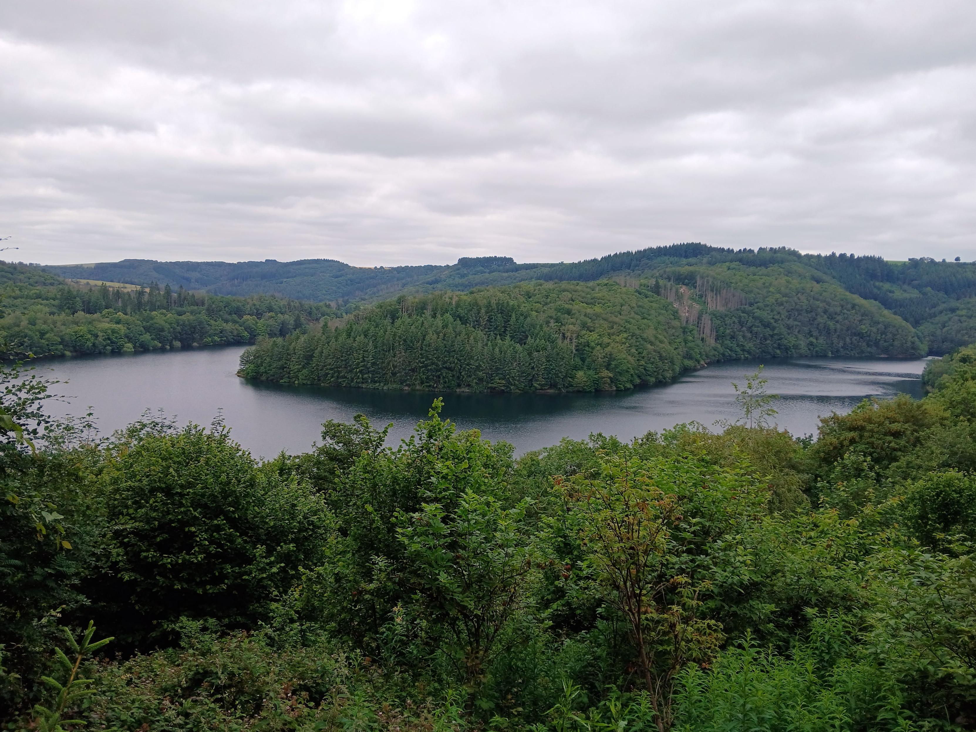 Le lac vu depuis le chemin sur les hauteurs
