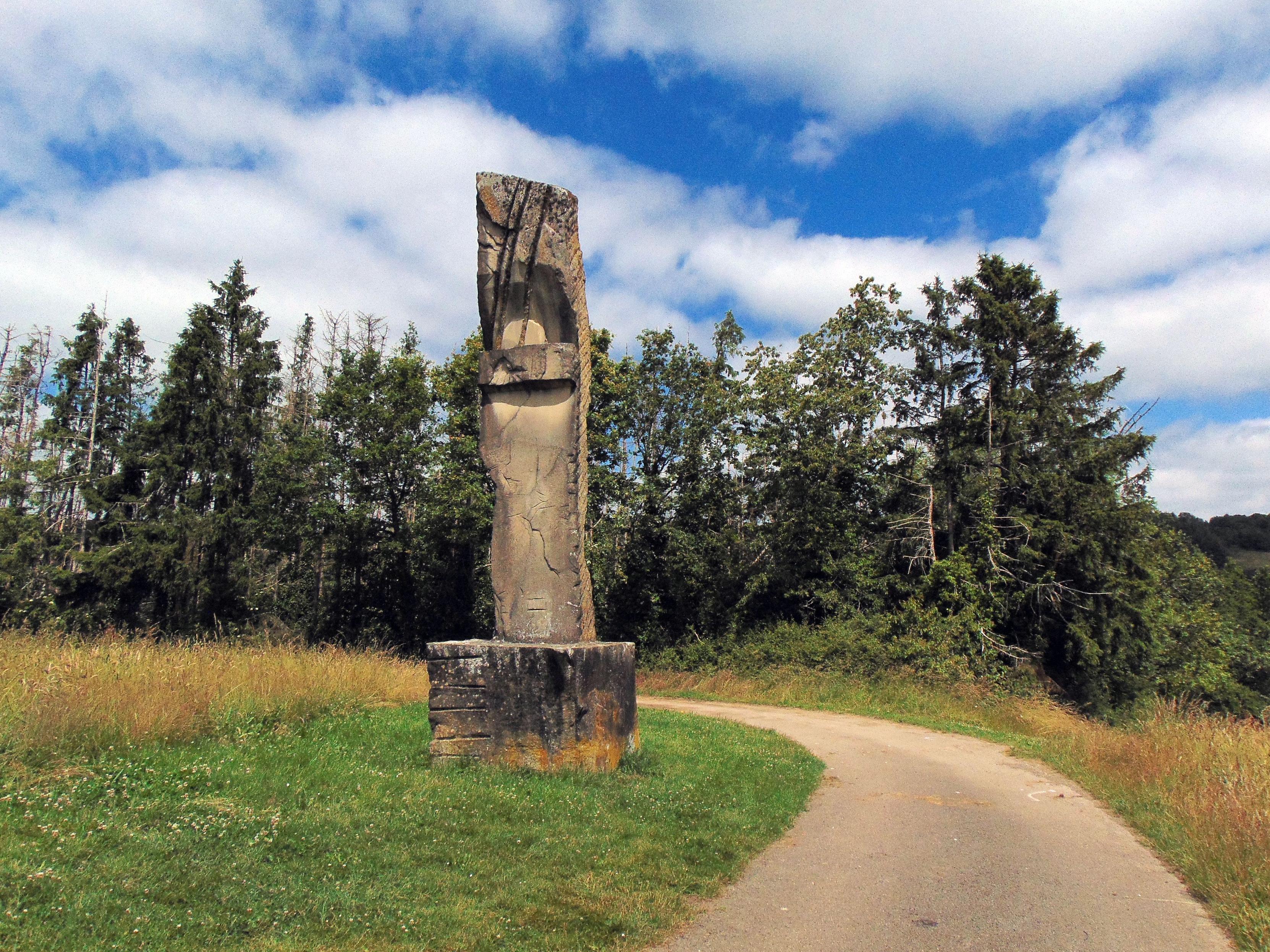 Sculpture le long du chemin