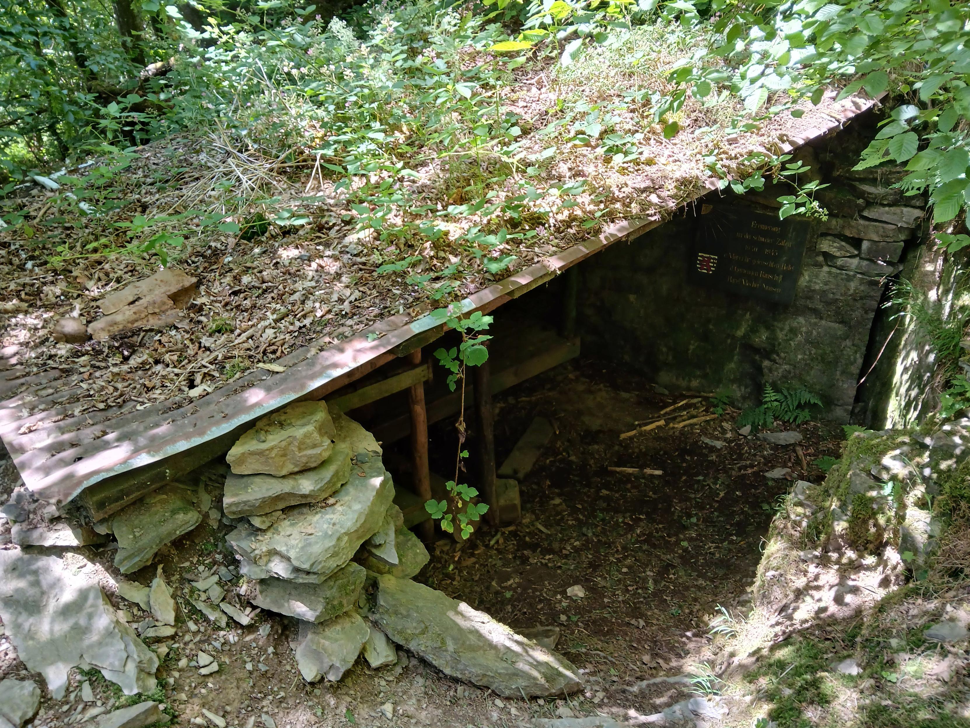 Le bunker de la seconde guerre mondiale à même la roche