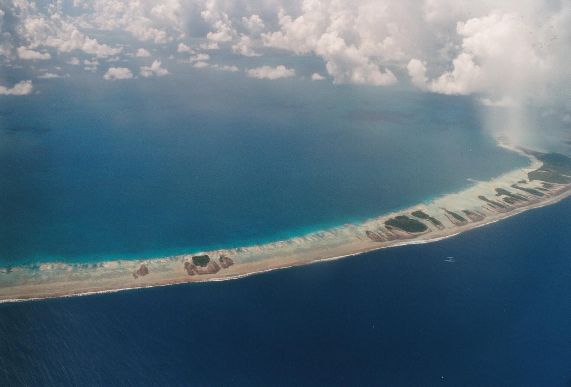 Une partie de l'atoll de Rangiroa vu d'avion, récif corallien sur lequel pousse un peu de végétation et s'est établie la rare population, en Polynésie.