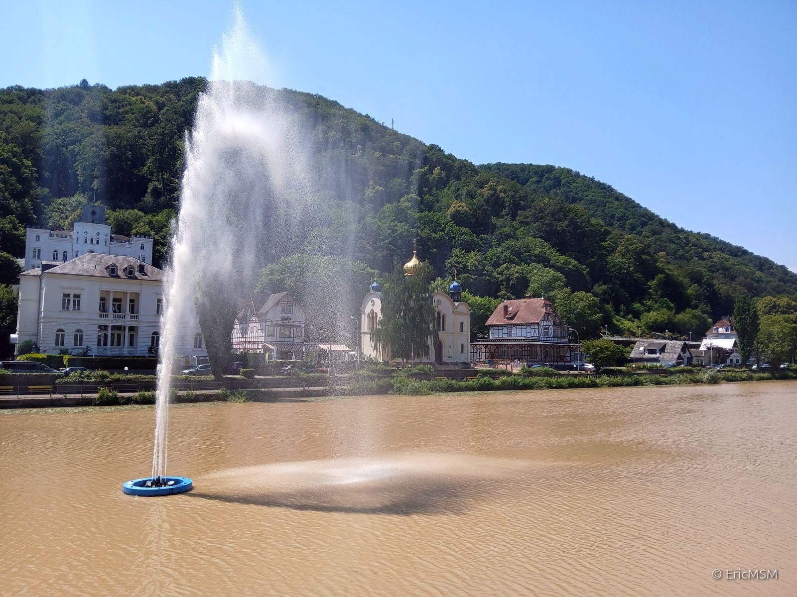 Le jet d'eau dans la rivière et à l'arrière-plan, l'église russe orthodoxe.