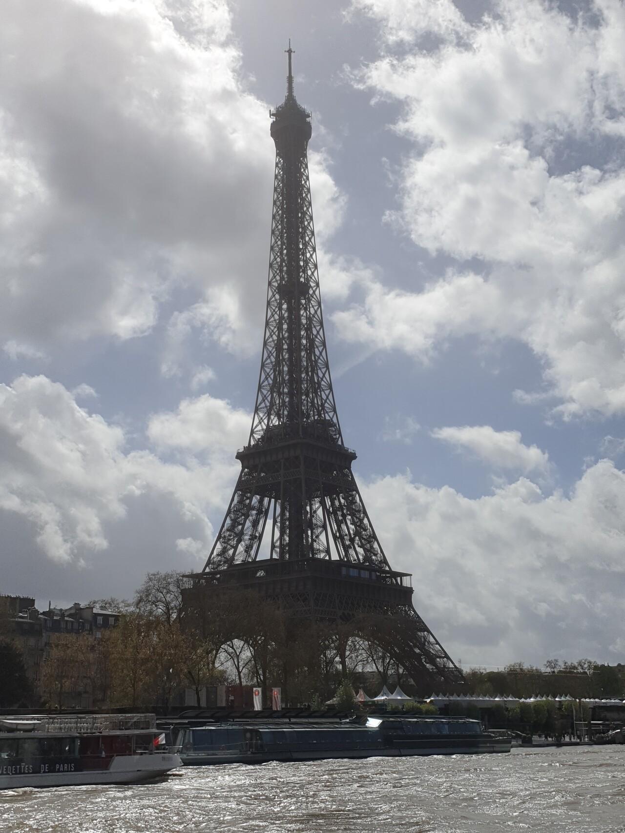 La Tour Eiffel à Paris, vue depuis la rive gauche.