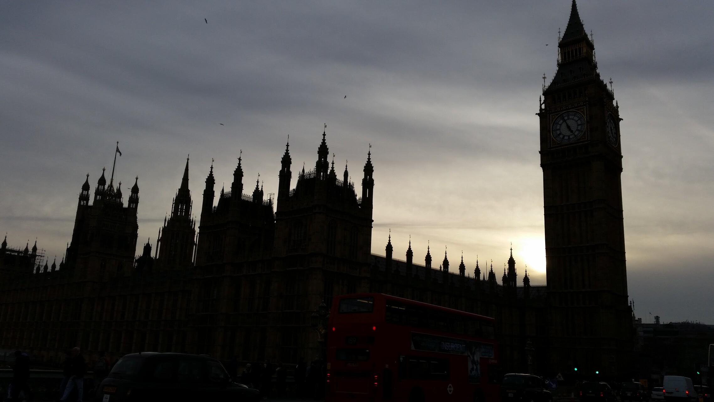 Big Ben et le Parlement à Londres, au soleil couchant.