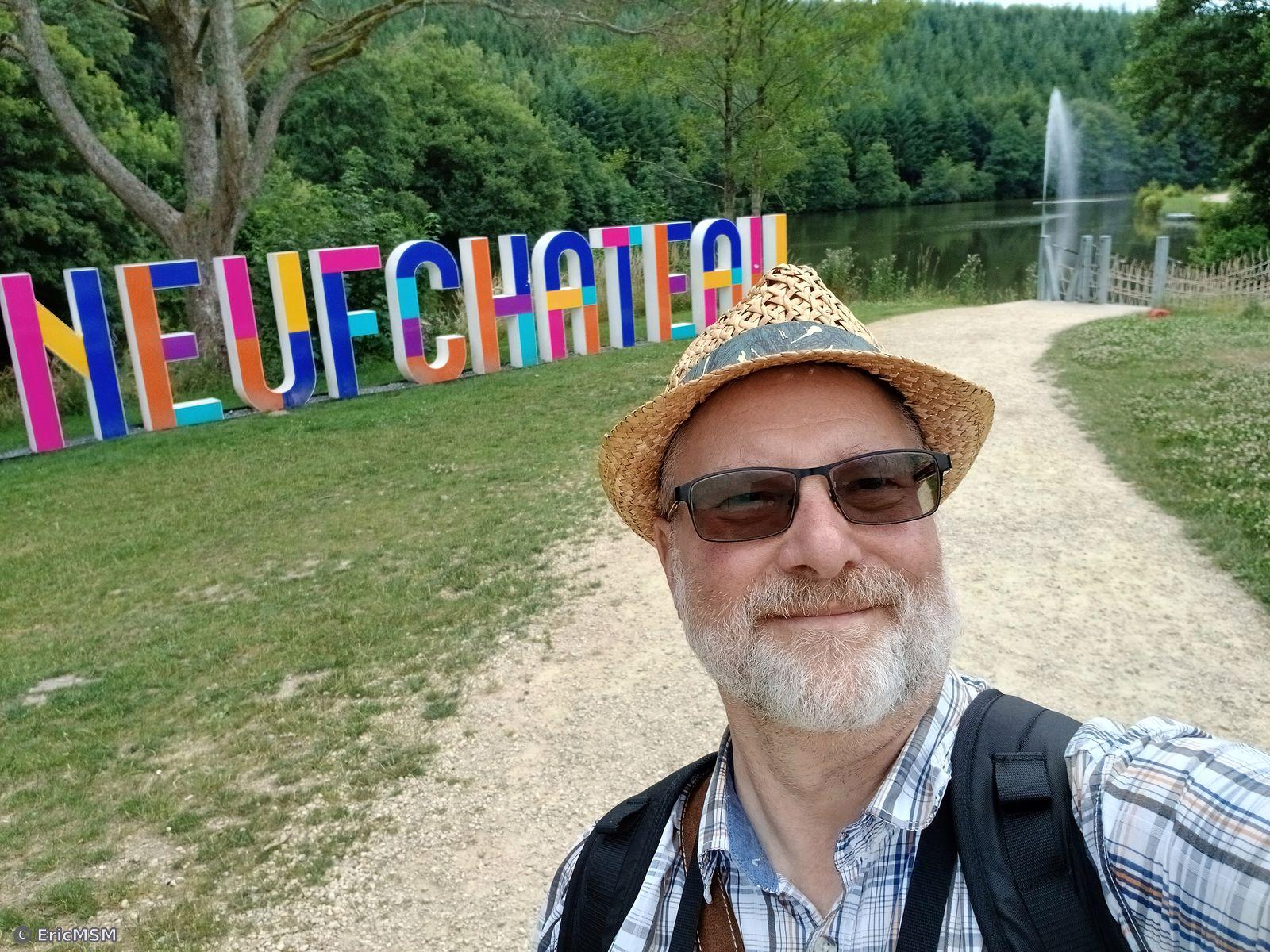 l'auteur devant les lettres en 3D écrivant Neufchâteau