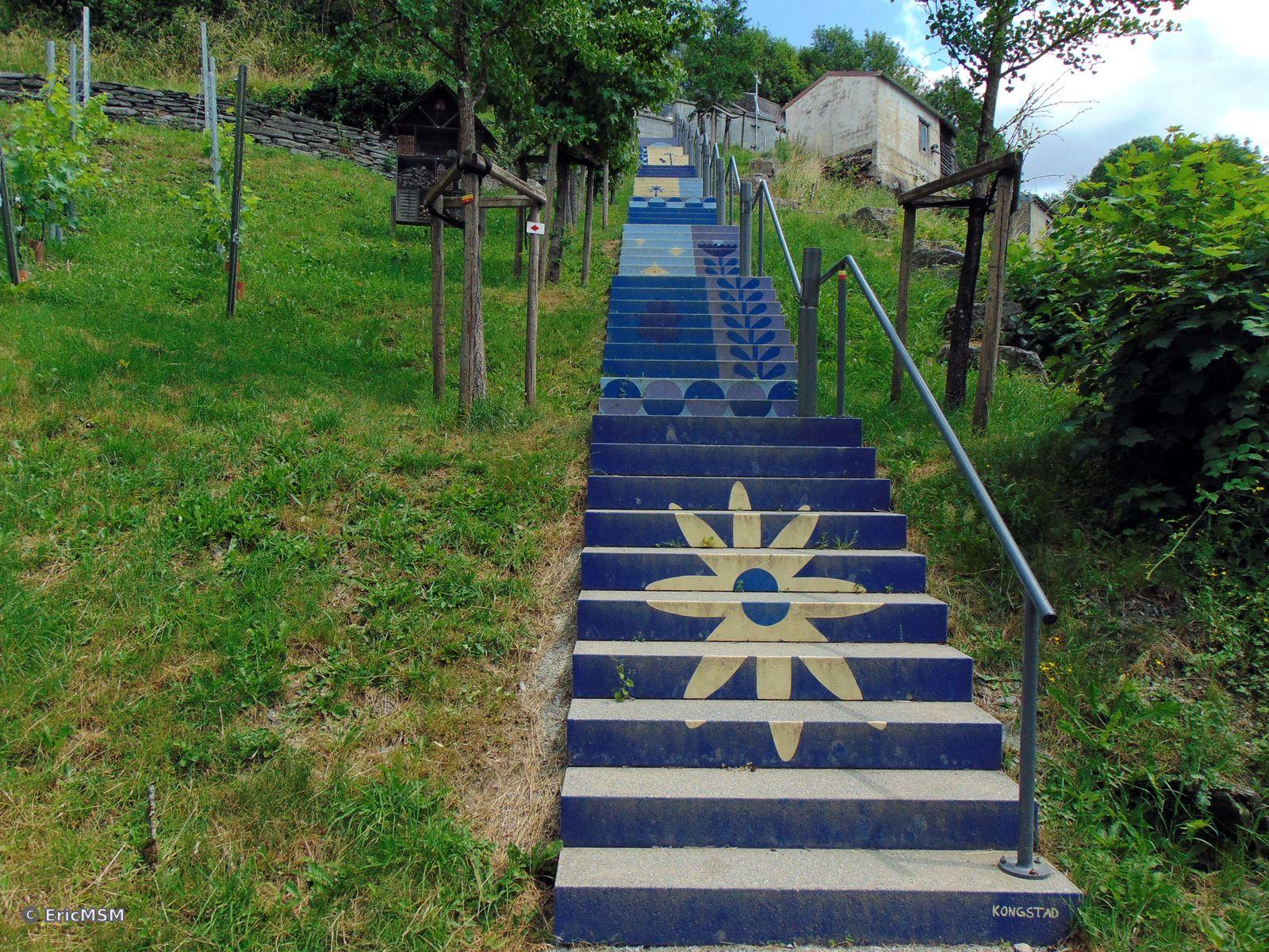 Escalier décoré par l'oeuvre de Kongstad