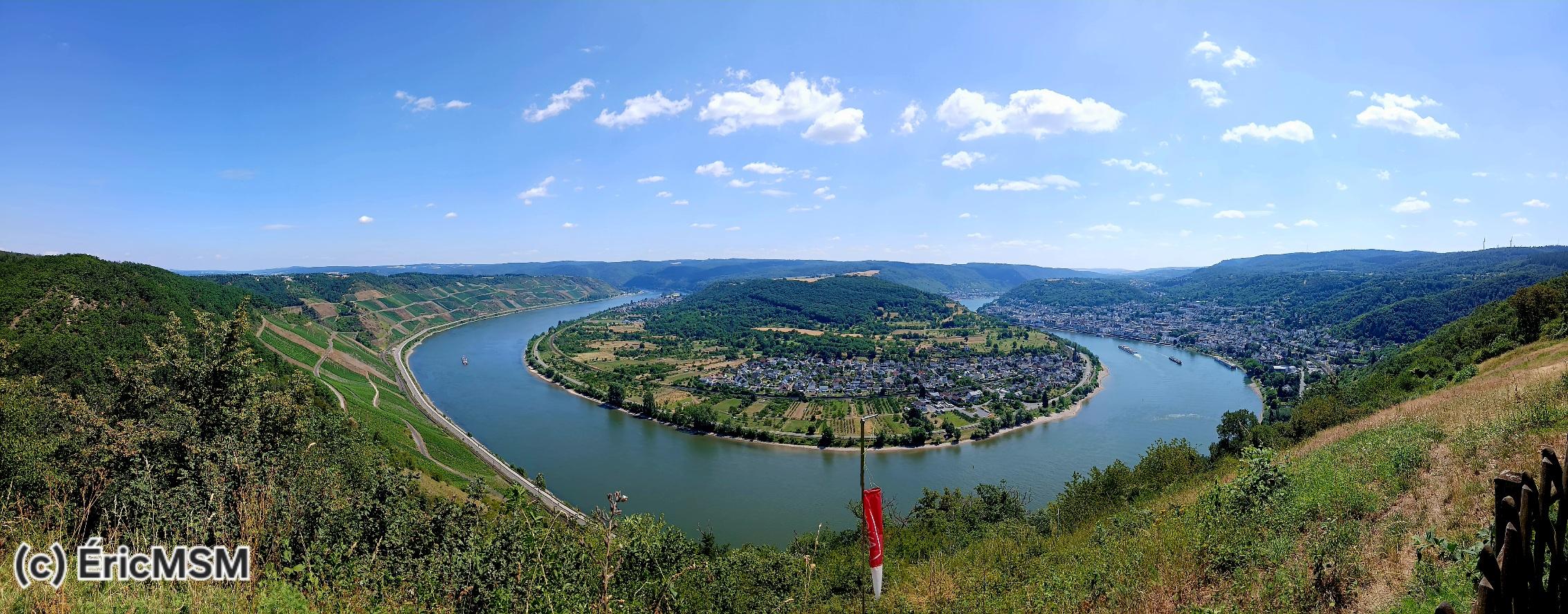 Panorama depuis le Gedeonseck avec la boucle du Rhin sur les hauteurs de Boppard.

Panorama from the Gedeonseck with the Rhine loop on the heights of Boppard.