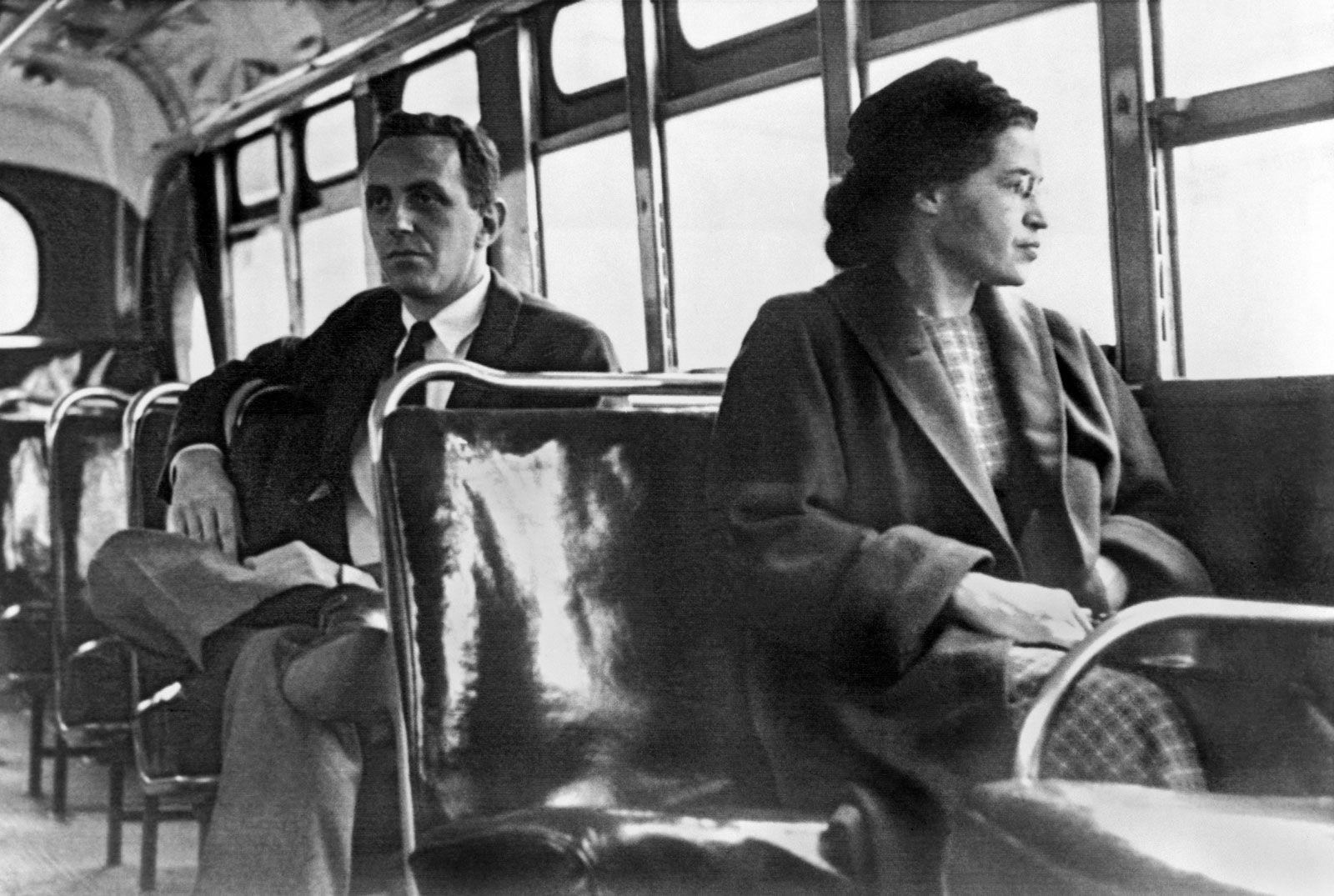 Photo noir et blanc de Rosa Parks dans un bus