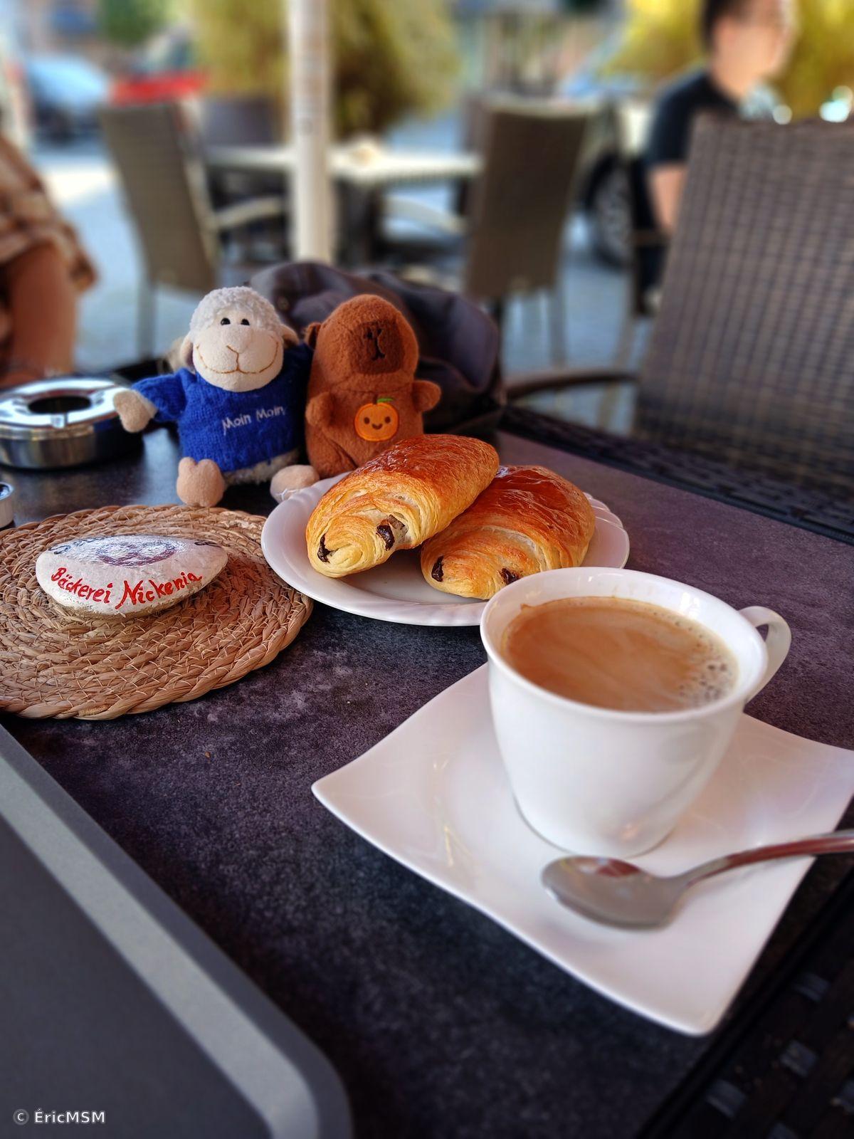Tasses de café et pains au chocolat