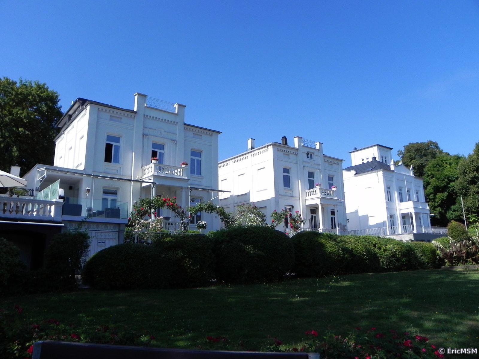 Quelques belles villas d'un blanc immaculé