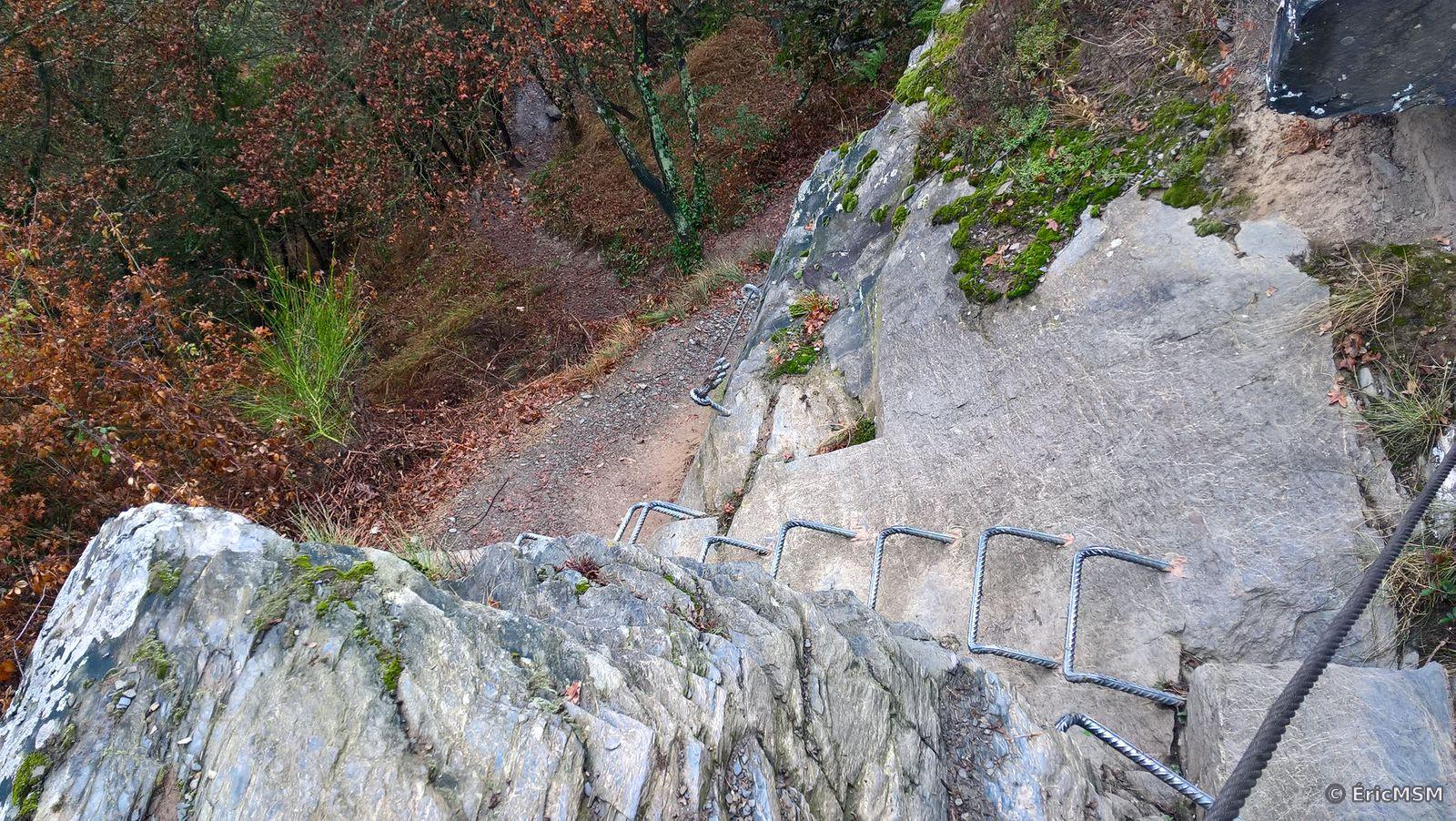 Un sentier à flanc de falaise où il faut monter les marches formées de barres de fer ancrées dans la roche. Il ne faut pas avoir le vertige.

A path on the side of a cliff where you have to climb the steps made of iron bars anchored in the rock. You don't have to be afraid of heights.