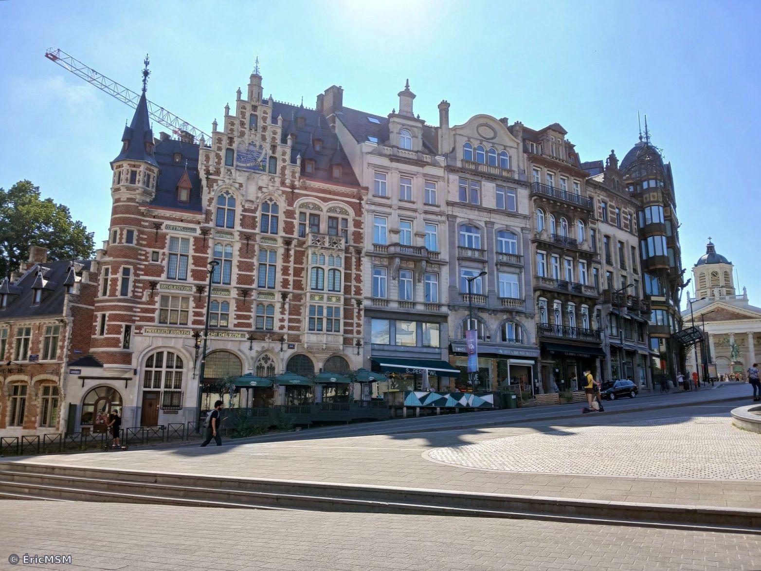 Quelques belles façades dans le haut de la rue Ravenstein avec l'hôtel Ravenstein, et une des façades art-déco.

Some beautiful facades at the top of Ravenstein Street with the Ravenstein Hotel, and one of the art-deco facades.