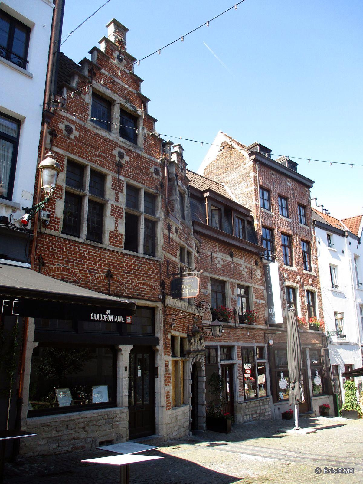 Dans la petite rue piétonne de Rollebeek, on trouve quelques-unes des plus anciennes façades, dont celle de gauche qui date du XVIe siècle.

In the small pedestrian street Rollebeek, there are some of the oldest facades, including the one on the left which dates from the 16th century.