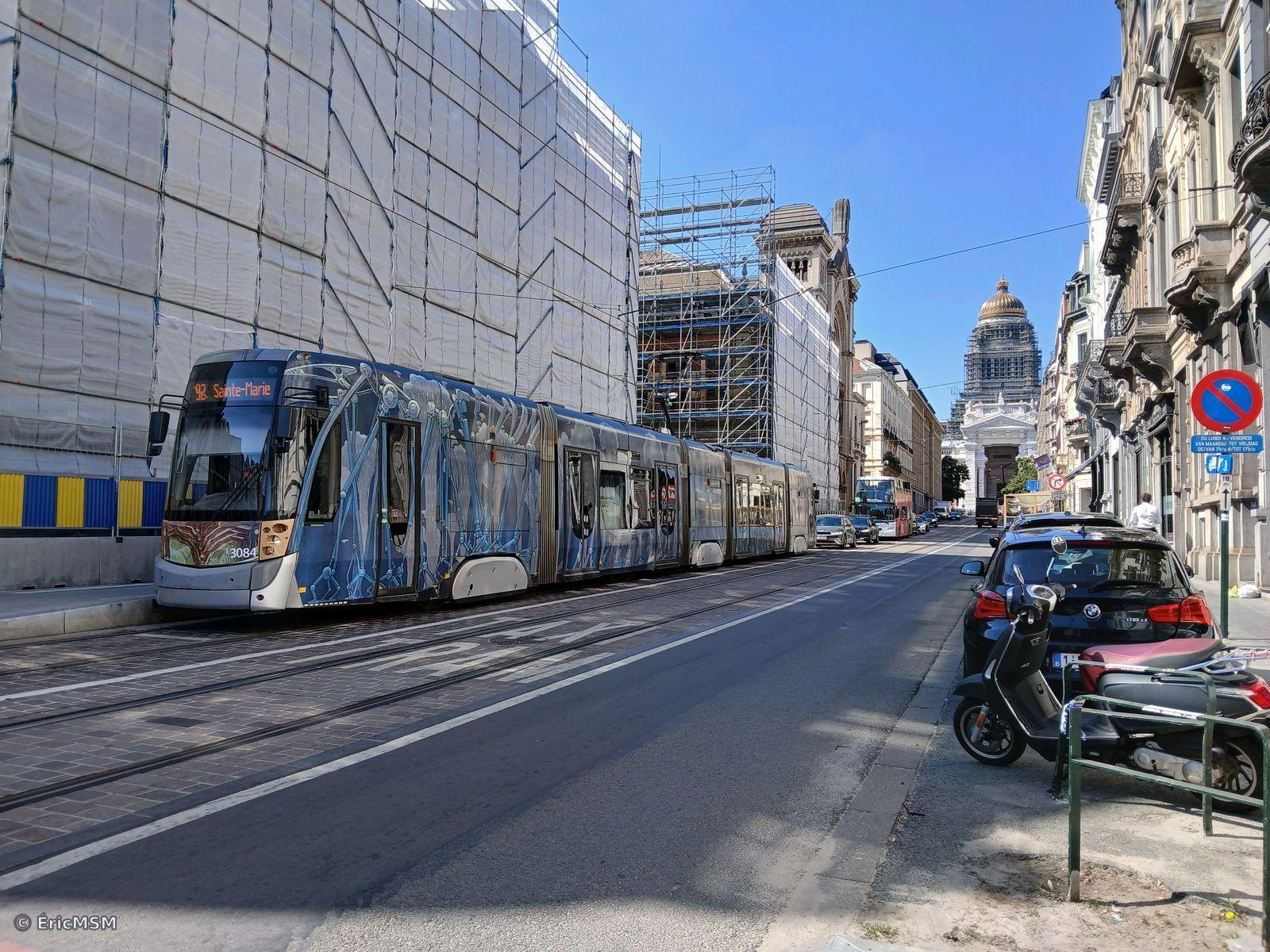 Après tant et tant d'années, le palais de justice se dévoile à nouveau! Un tramway circule dans la rue Royale, le palais de Justice est dans le fond de l'image et sa coupole dorée est désormais à nouveau visible. 

After so many years, the courthouse is revealed again! A tram runs along Rue Royale, the Palais de Justice is in the background of the image and its golden dome is now visible again.