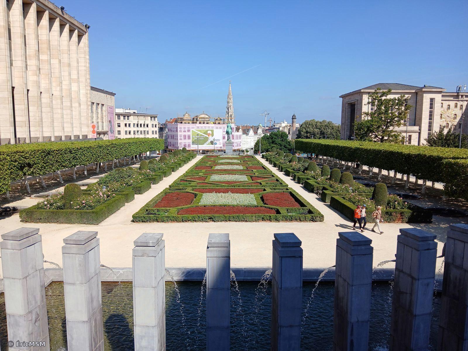 La vue du Mont des Arts avec son jardin et la vue sur le beffroi situé sur la grand-Place.

The view of Mont des Arts with its garden and the view of the belfry located on the Grand-Place.