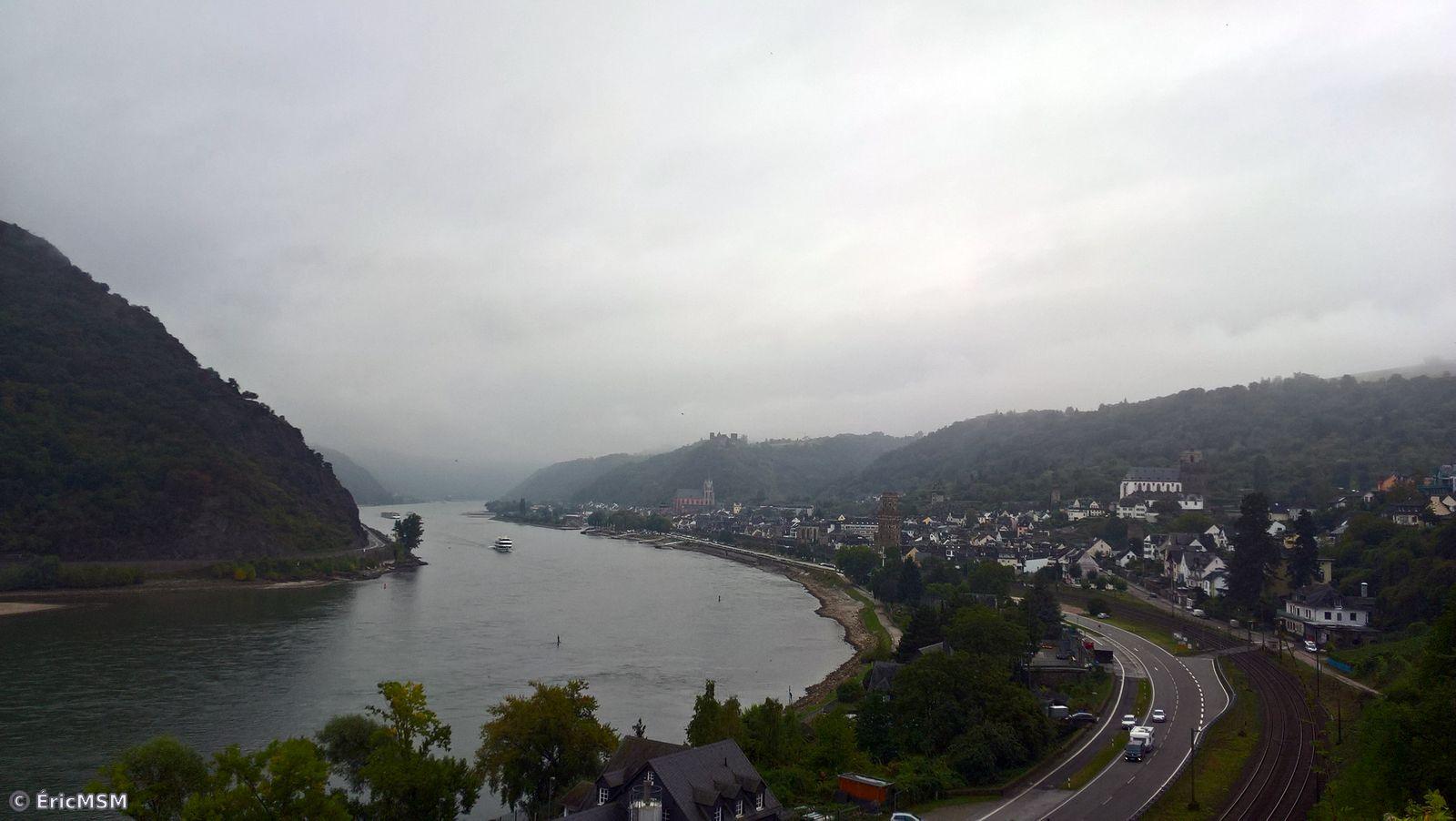Panorama sur Oberwesel dans la brume d'automne