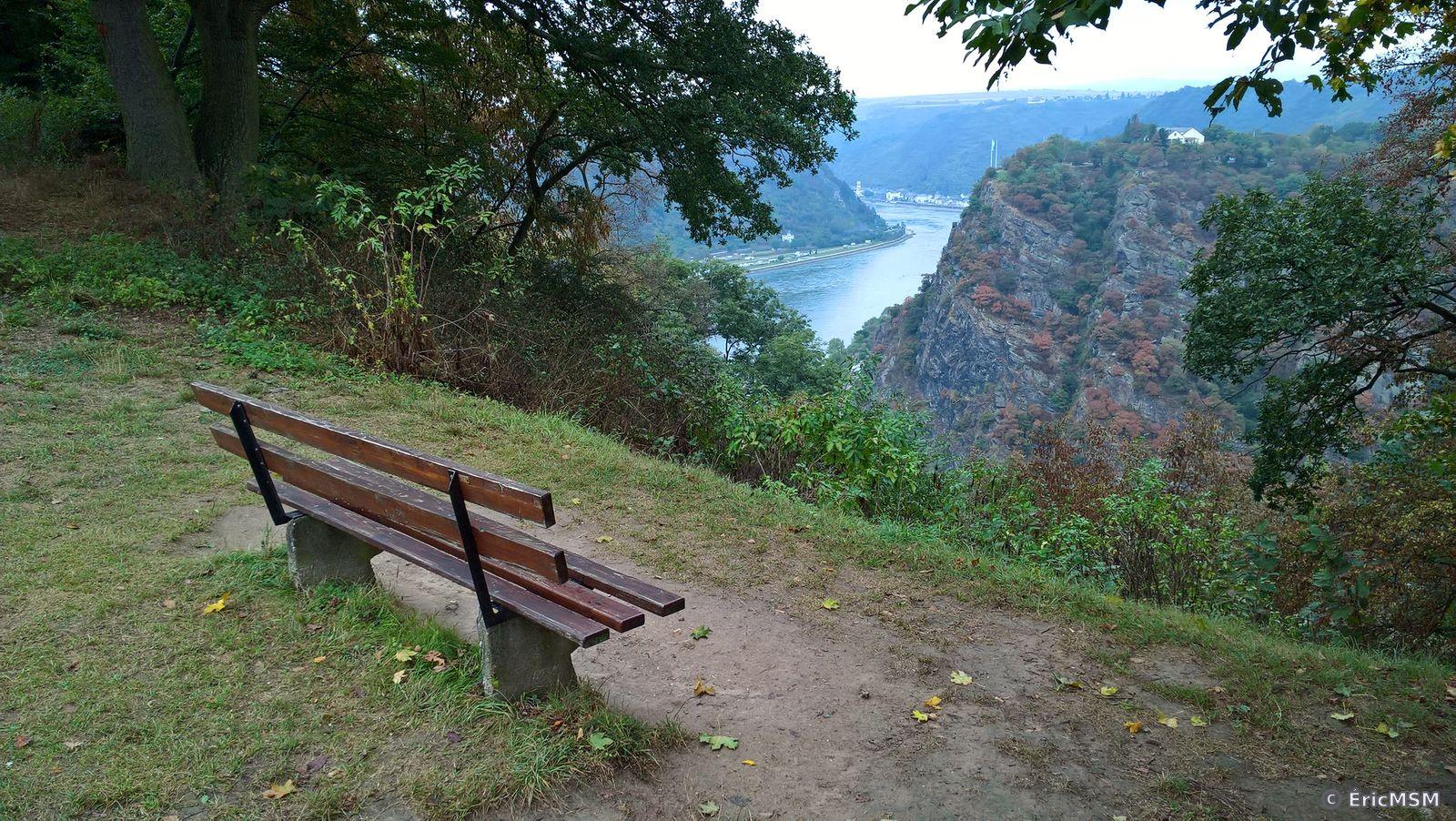Un banc au bord de la falaise avec une vue partielle sur le Loreley