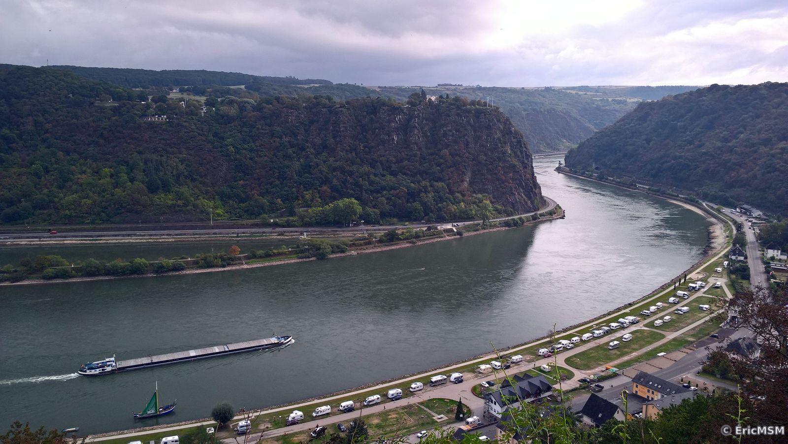 Vue sur le Loreley et la vallée du Rhin, on distingue bien le rétrécissement du fleuve.