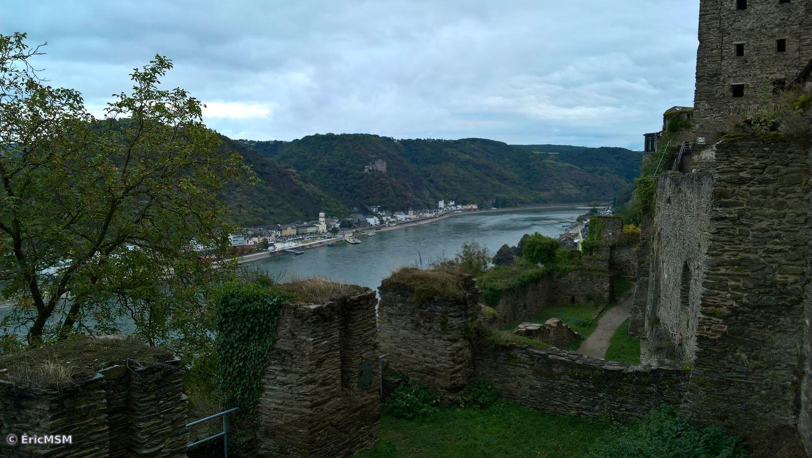 Les ruines de château de Rheinfels avec la vue sur la vallée en direction de Bingen