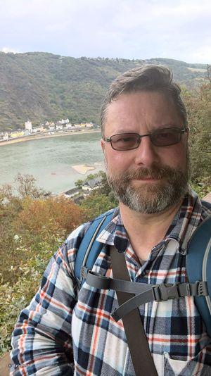 L'auteur du blog posant devant l'imposant panorama près de Sankt-Goar