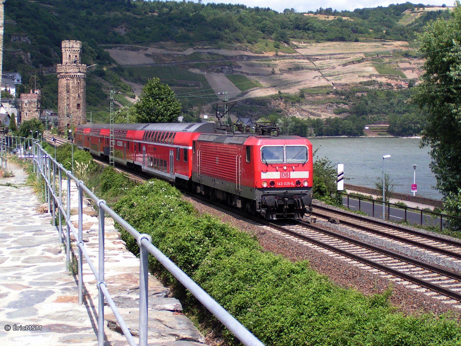 Un train passant en contre-bas du rempart à Oberwesel - photo de juin 2004