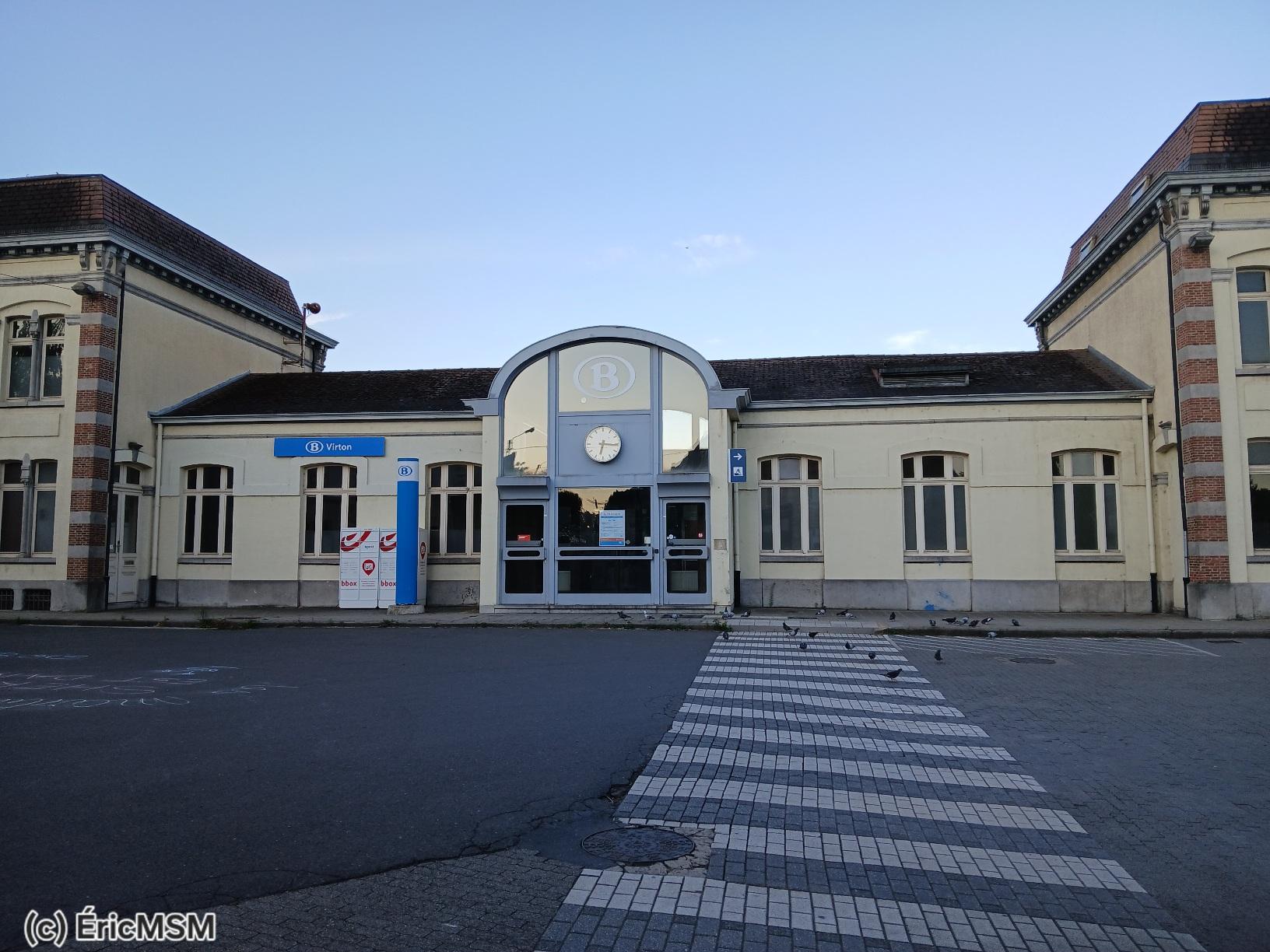 L’entrée d’une gare avec de nombreux pigeons sur la place.

Entrance of the railway station and numeroys pigeons on the place in foreground.