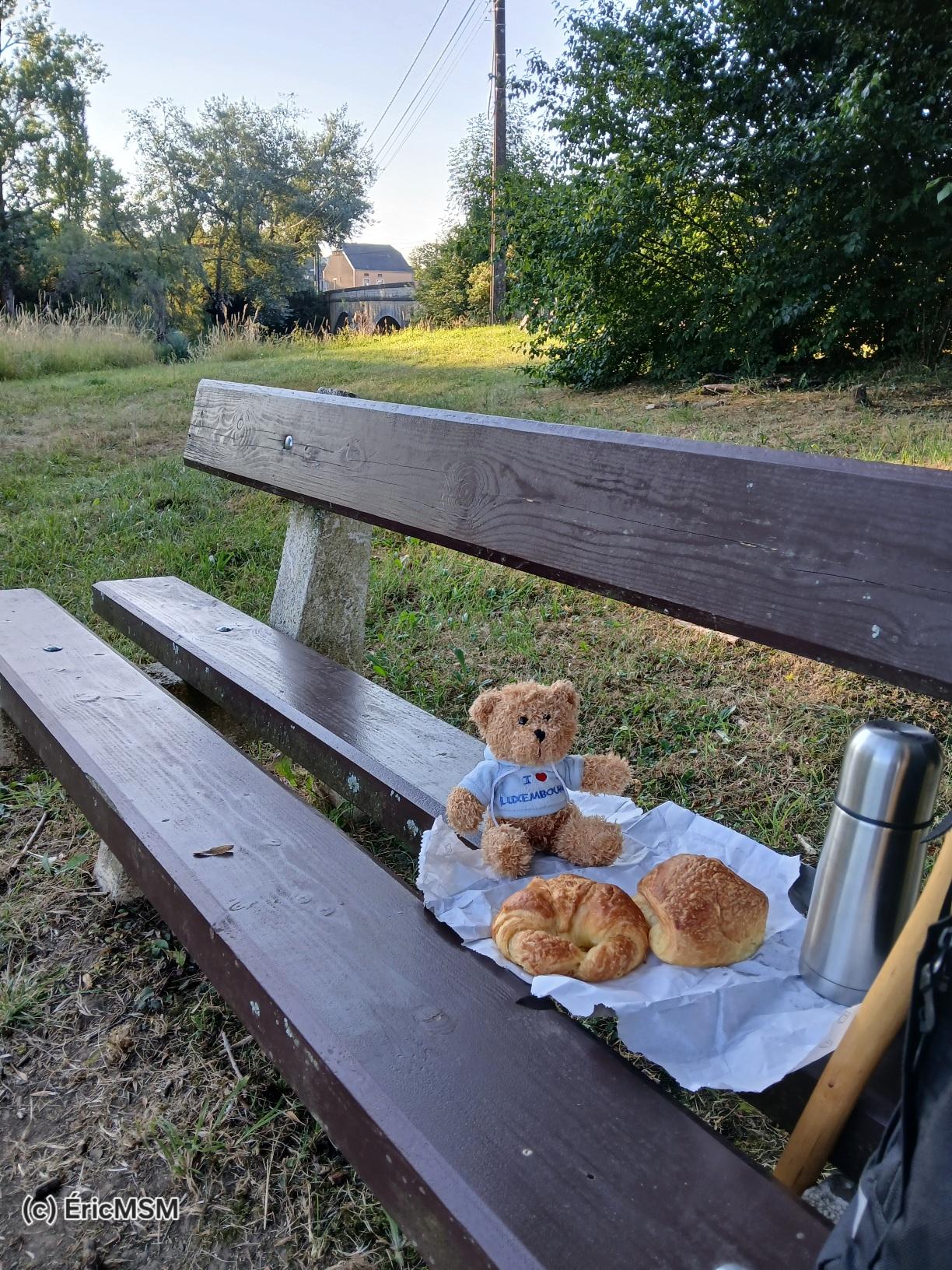 Teddy bear prêt à manger son croissant.

Teddy bear ready for breakfast.