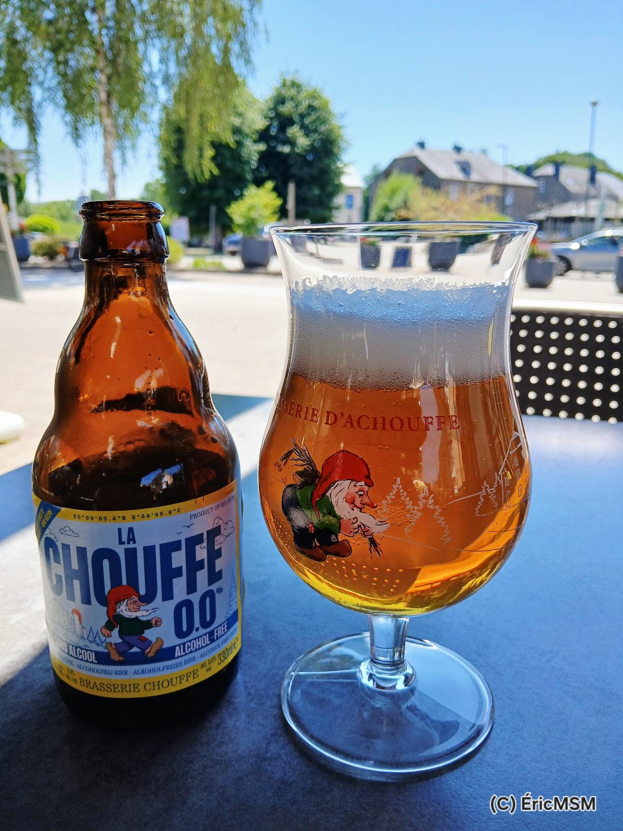 Bière sans alcool et son verre de la brasserie La Chouffe.

Alcohol free beer and its glass from brewery La Chouffe.