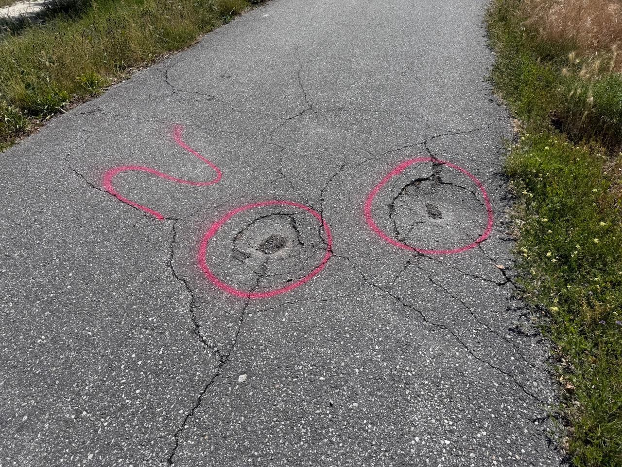 Traces d'impact laissées par Lolo Ferrari lorsqu'elle s'était ramassée la gueule sur la chaussée.