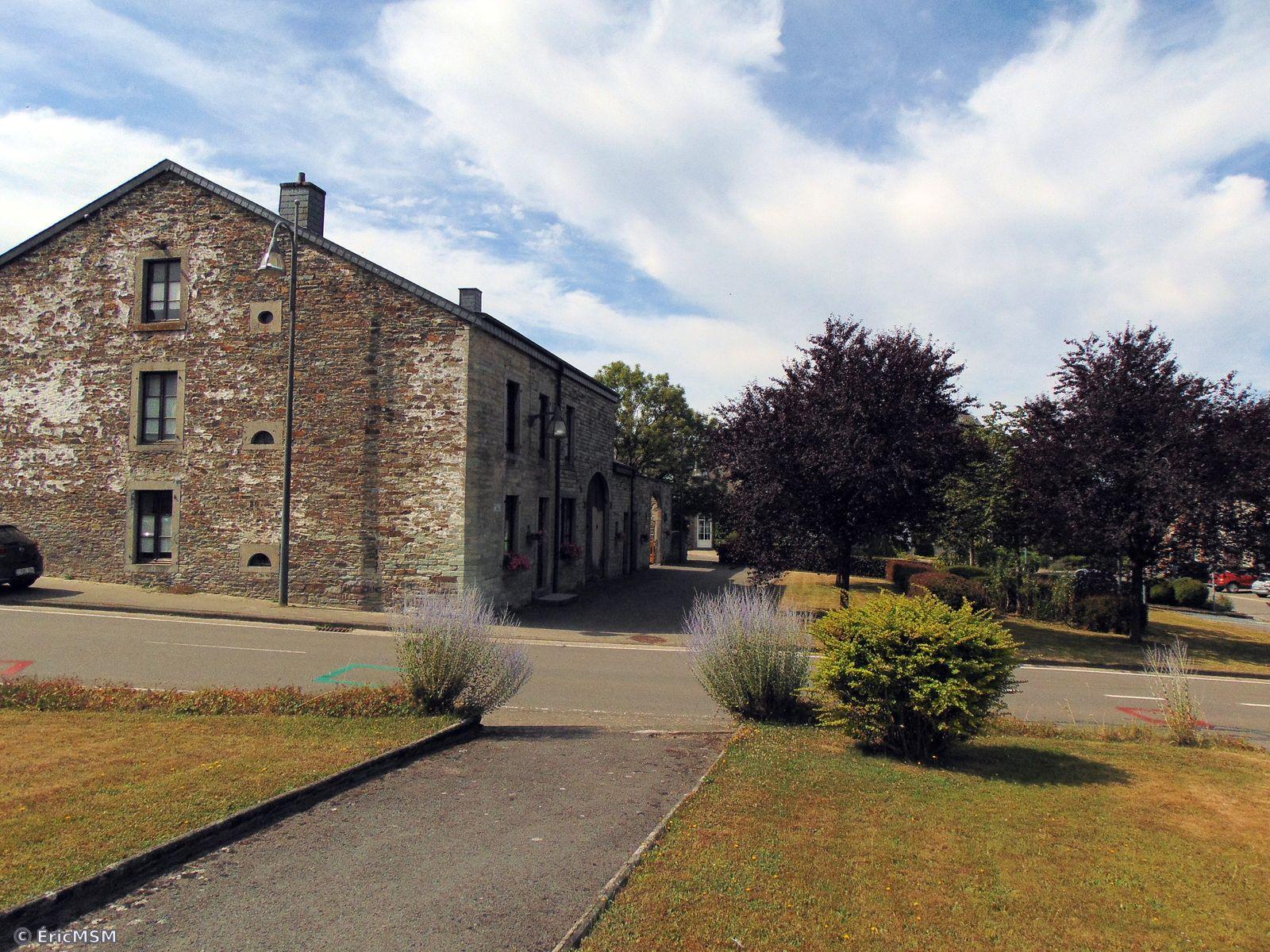 La petite place du centre du village, il y avait par le passé des abreuvoirs pour permettre au troupeaux de vaches laitières de s'hydrater. Le grand bâtiment à gauche est sans doute une ancienne ferme du XIXe siècle qui est reconvertie en gîte rural. 

In the small square in the center of the village, there were in the past watering troughs to allow the herds of dairy cows to hydrate. The large building on the left is undoubtedly an old 19th century farm which has been converted into a rural gîte.